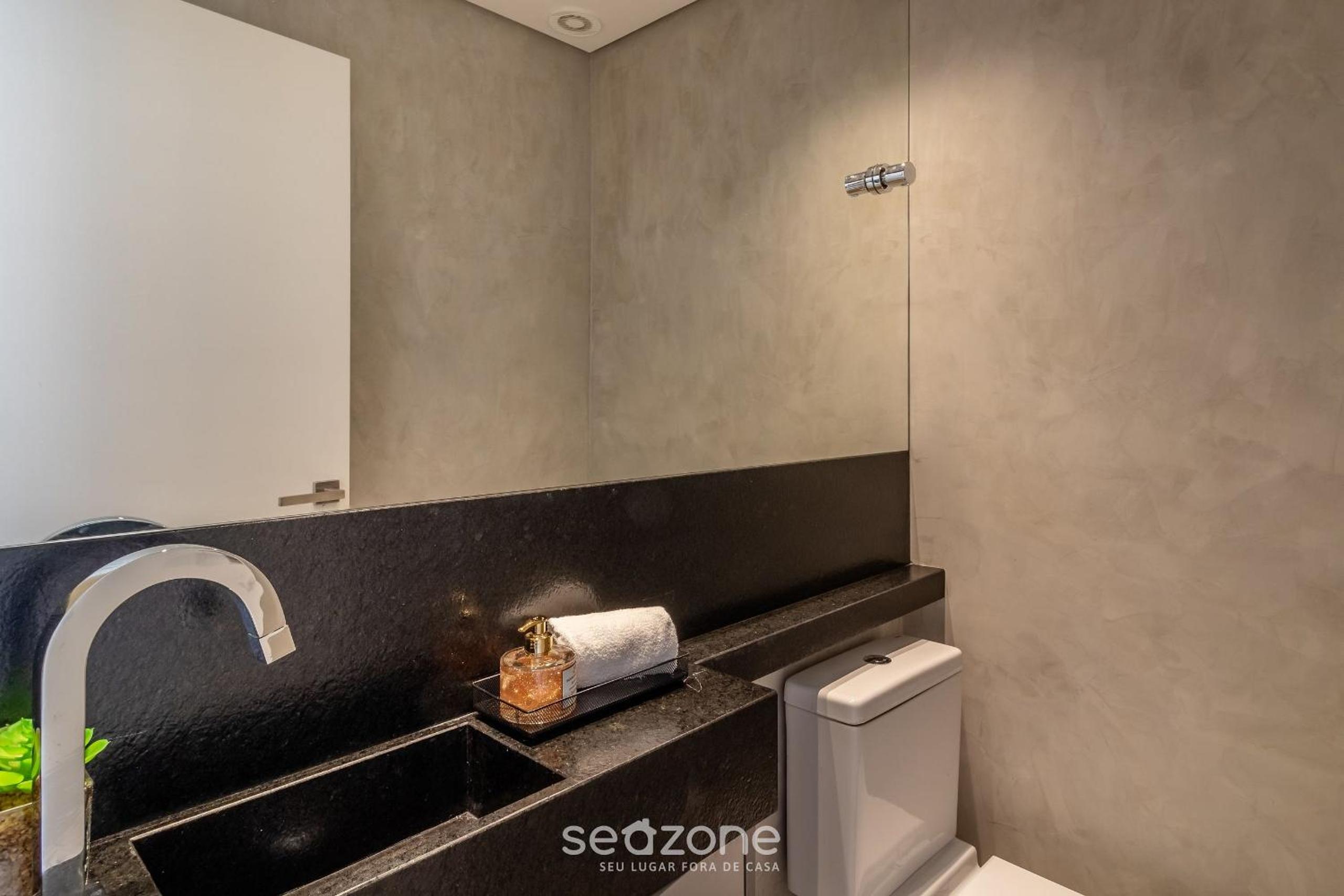 Building with swimming pool next to Balneário Shopping in BC - TSO