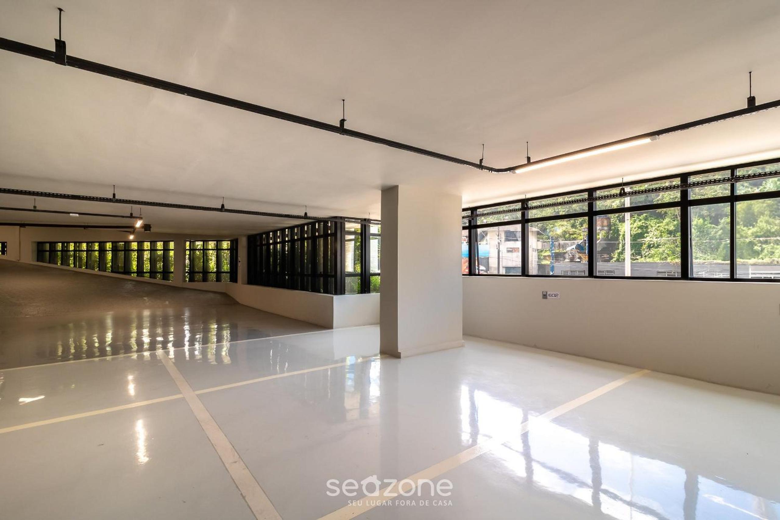 Building with swimming pool next to Balneário Shopping in BC - TSO