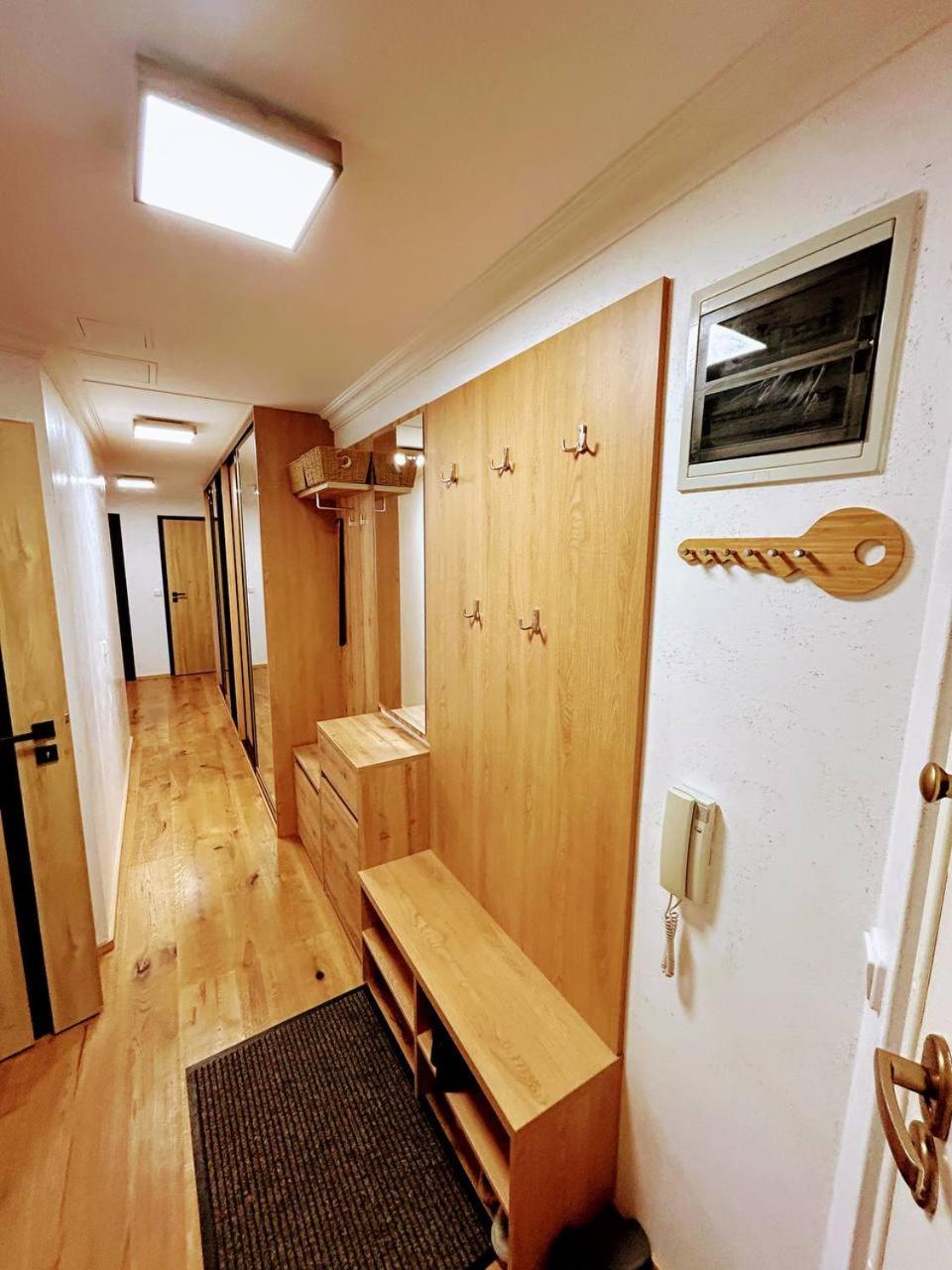 Light & Wood Design - 89 m2 Apartment in Prague
