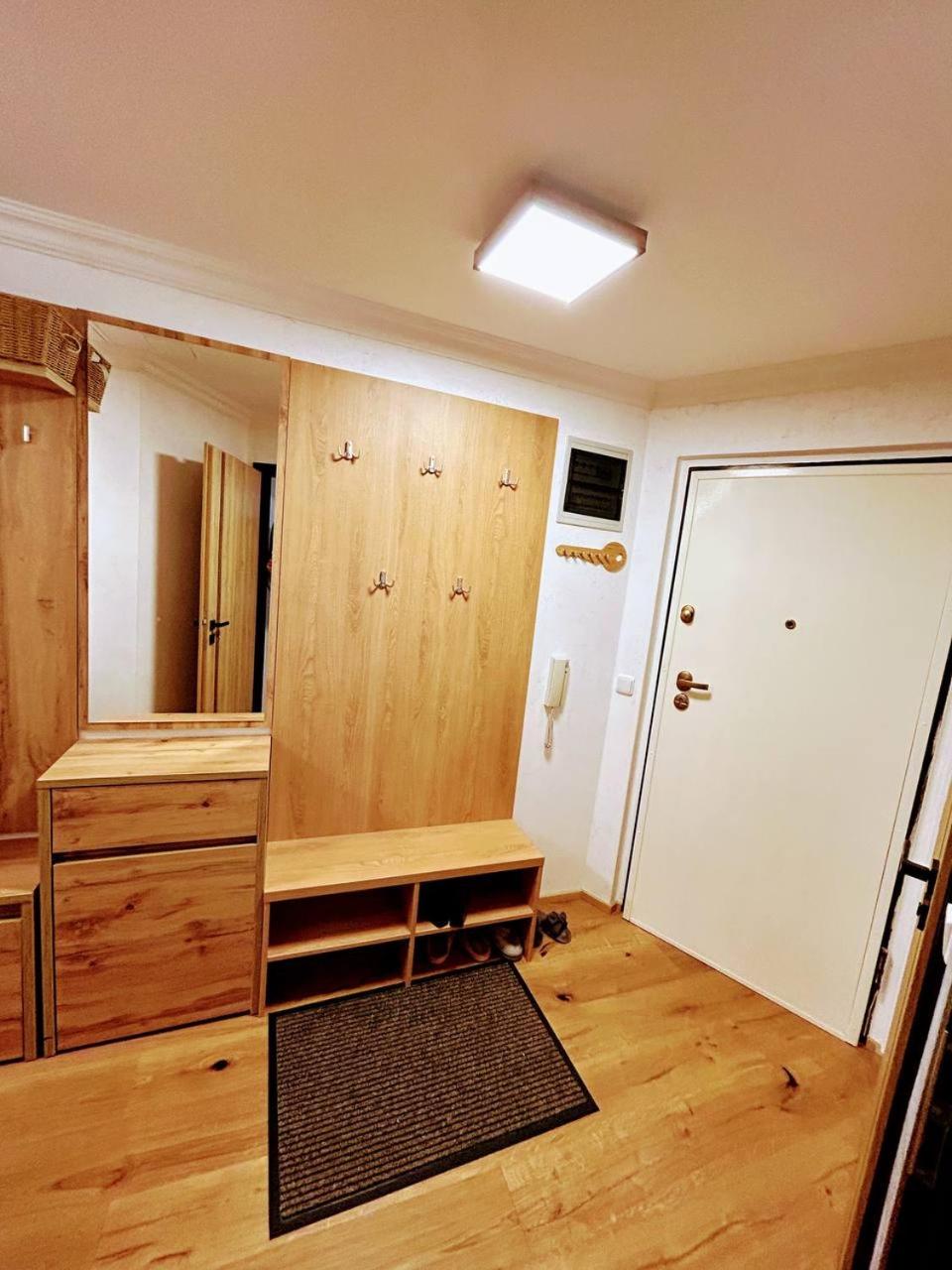 Light & Wood Design - 89 m2 Apartment in Prague
