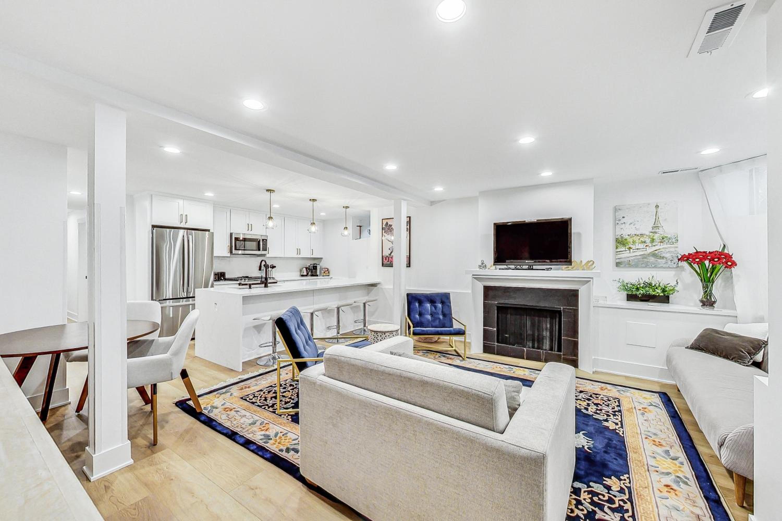 Luxurious Lincoln Park Home with Gourmet Kitchen