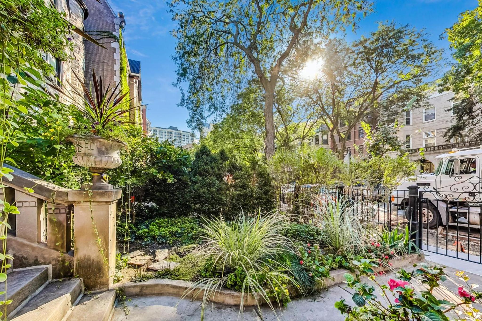 Luxurious Lincoln Park Home with Gourmet Kitchen