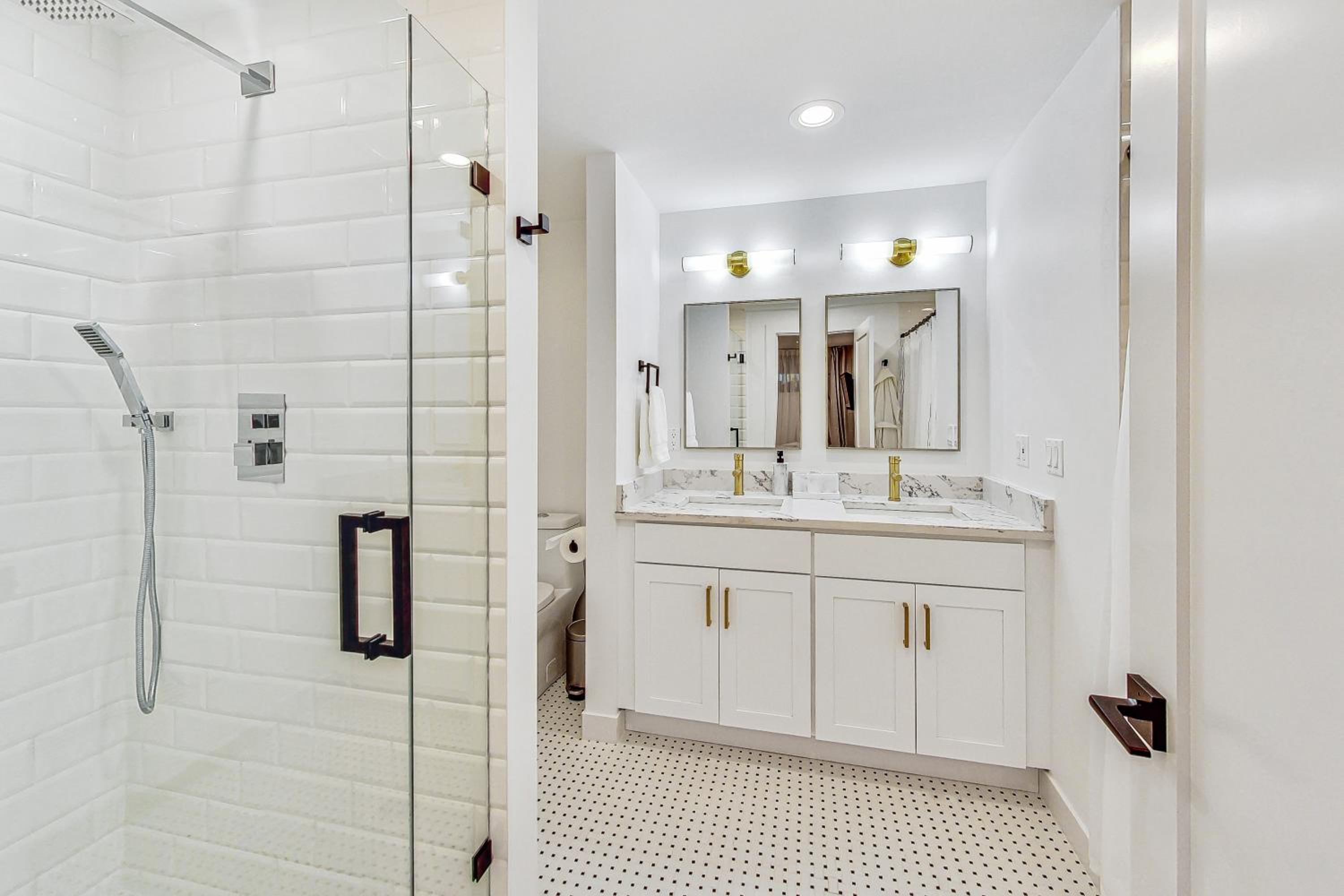 Luxurious Lincoln Park Home with Gourmet Kitchen