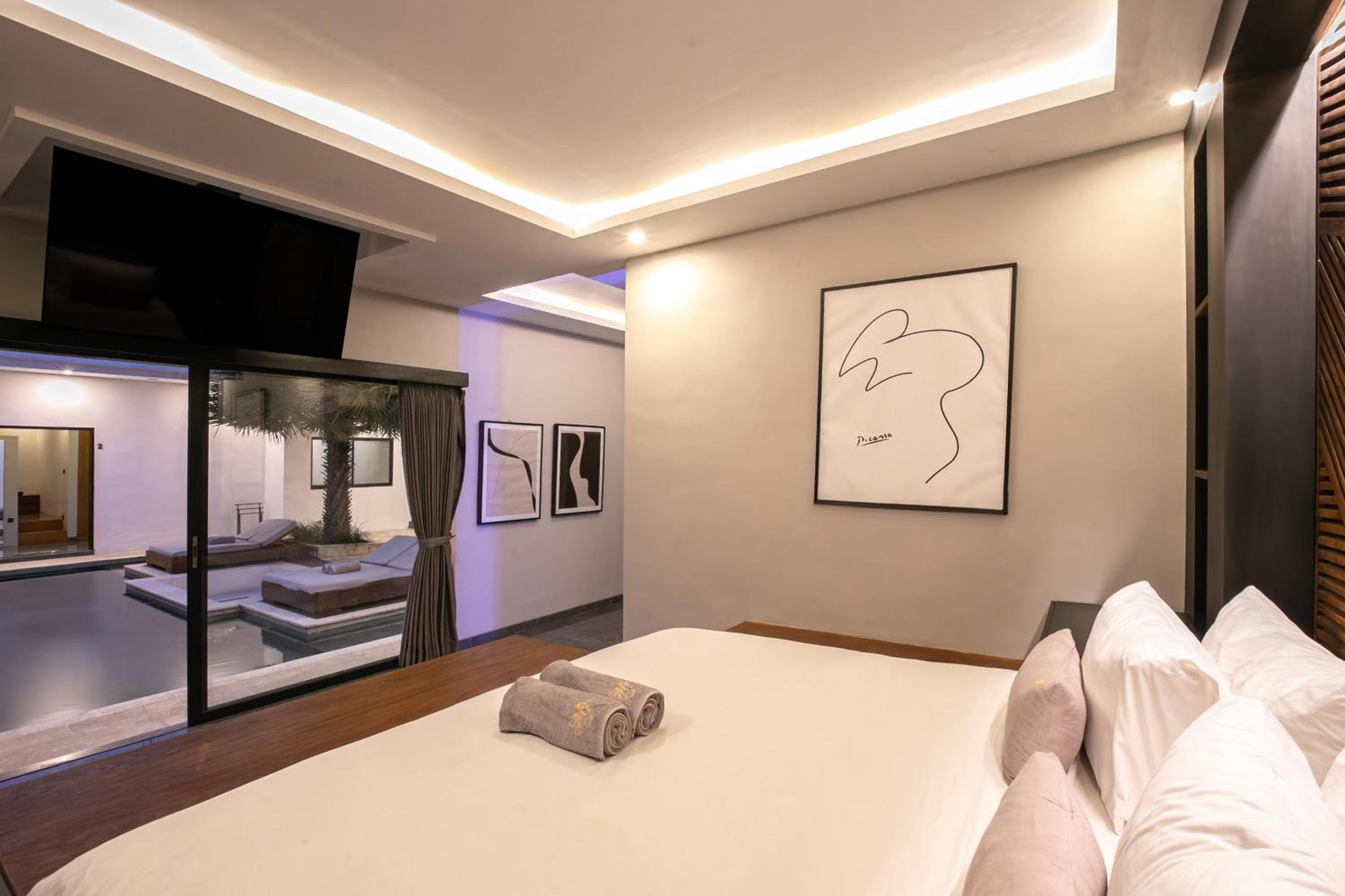 Villa MJ Modern Luxe 4BR with Big Pool & Rooftop