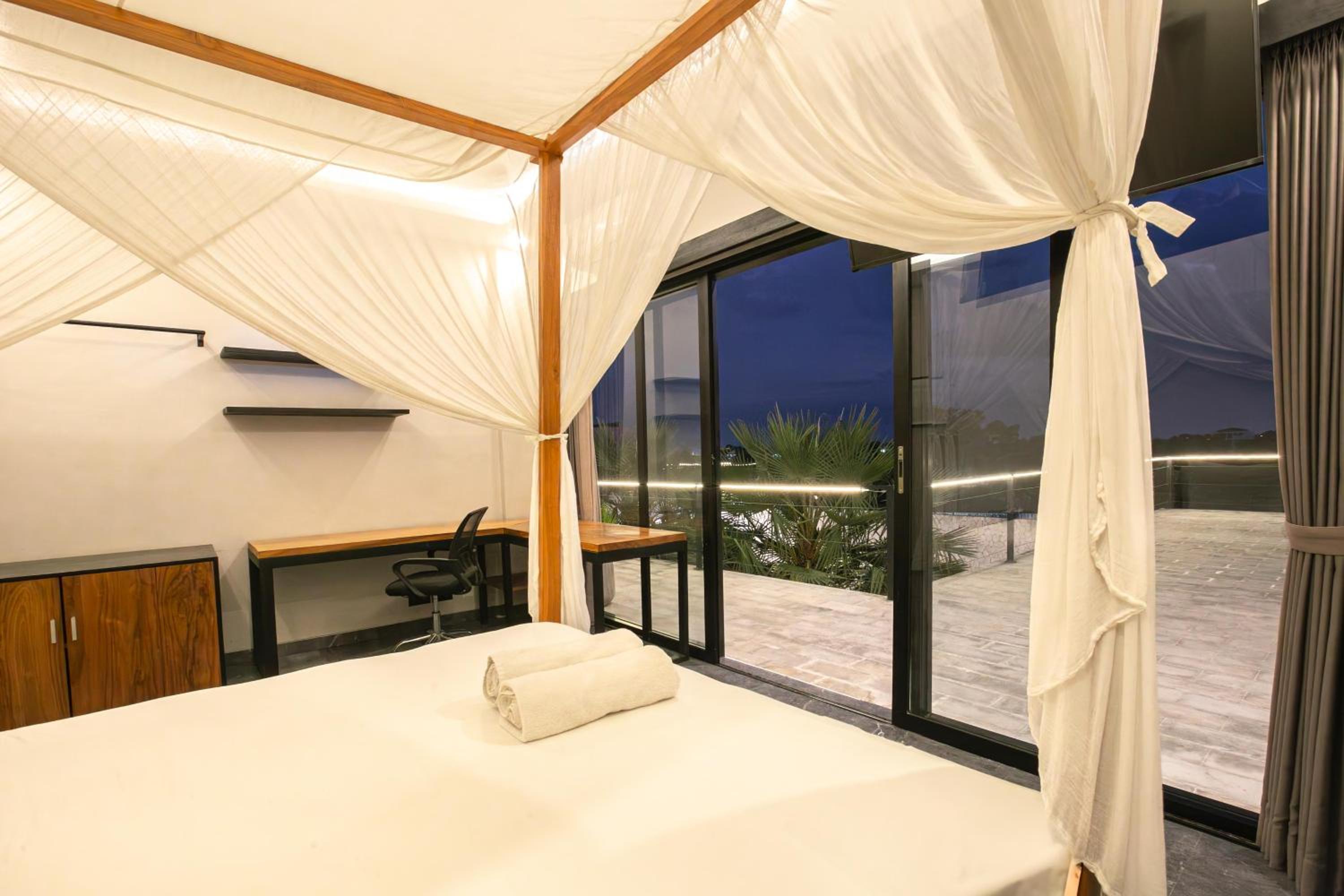 Villa MJ Modern Luxe 4BR with Big Pool & Rooftop