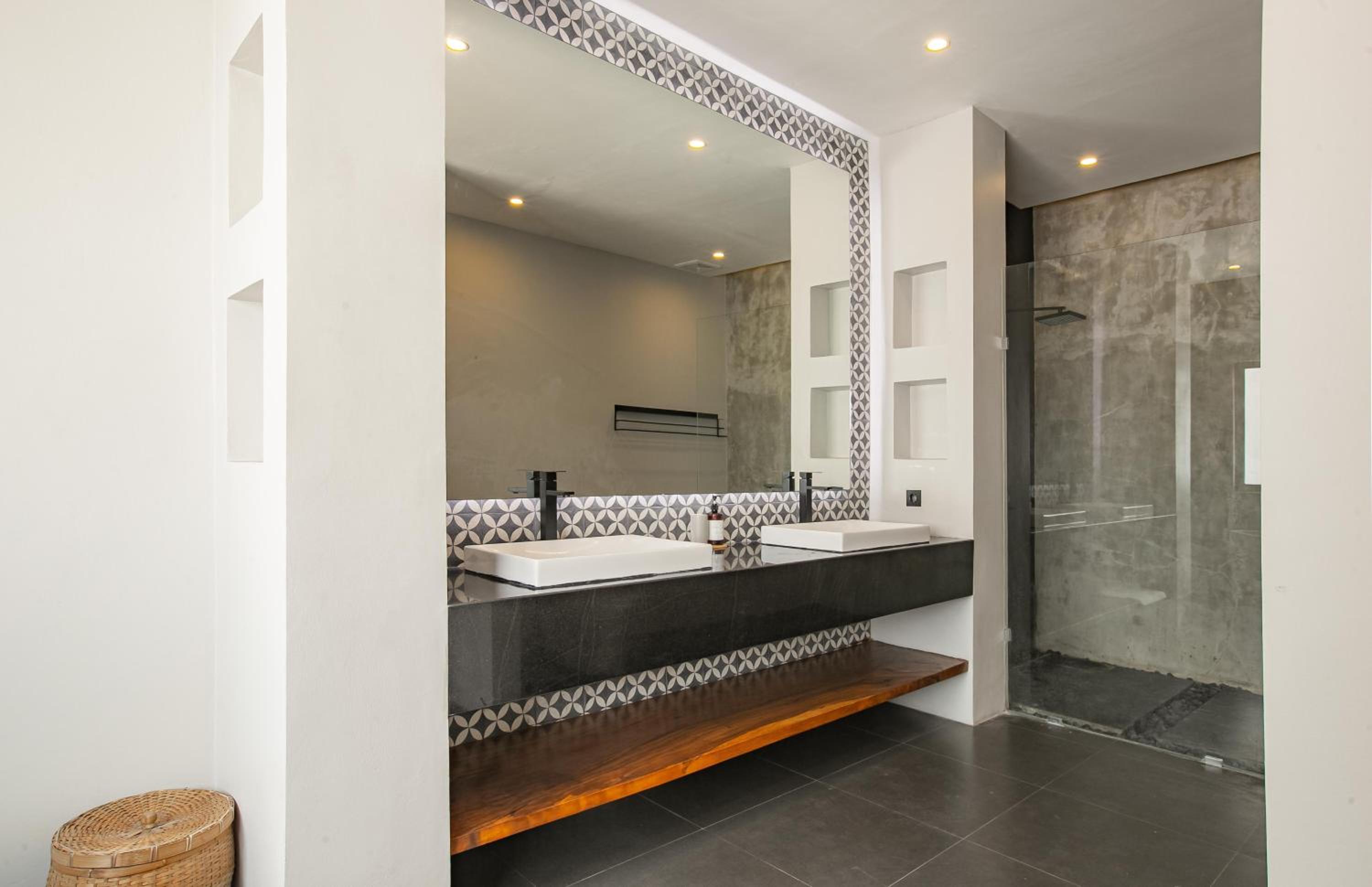 Villa MJ Modern Luxe 4BR with Big Pool & Rooftop