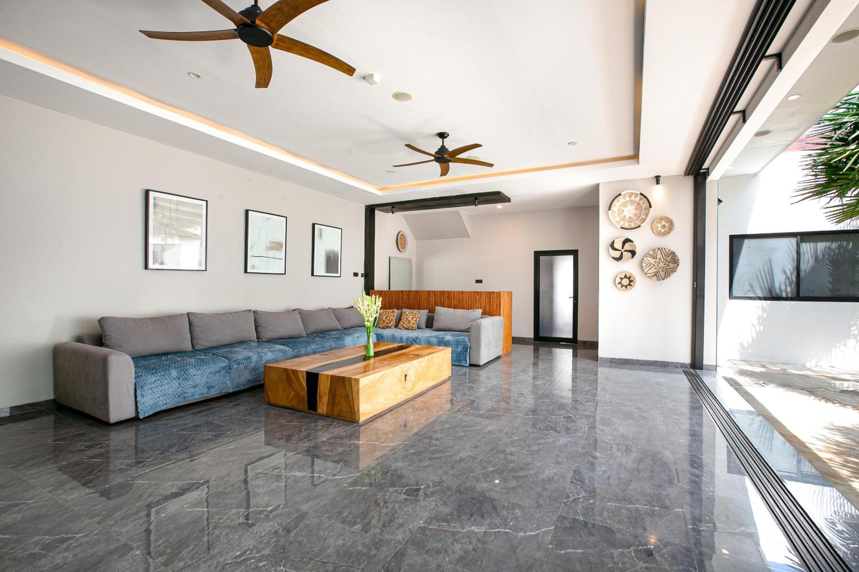 Villa MJ Modern Luxe 4BR with Big Pool & Rooftop