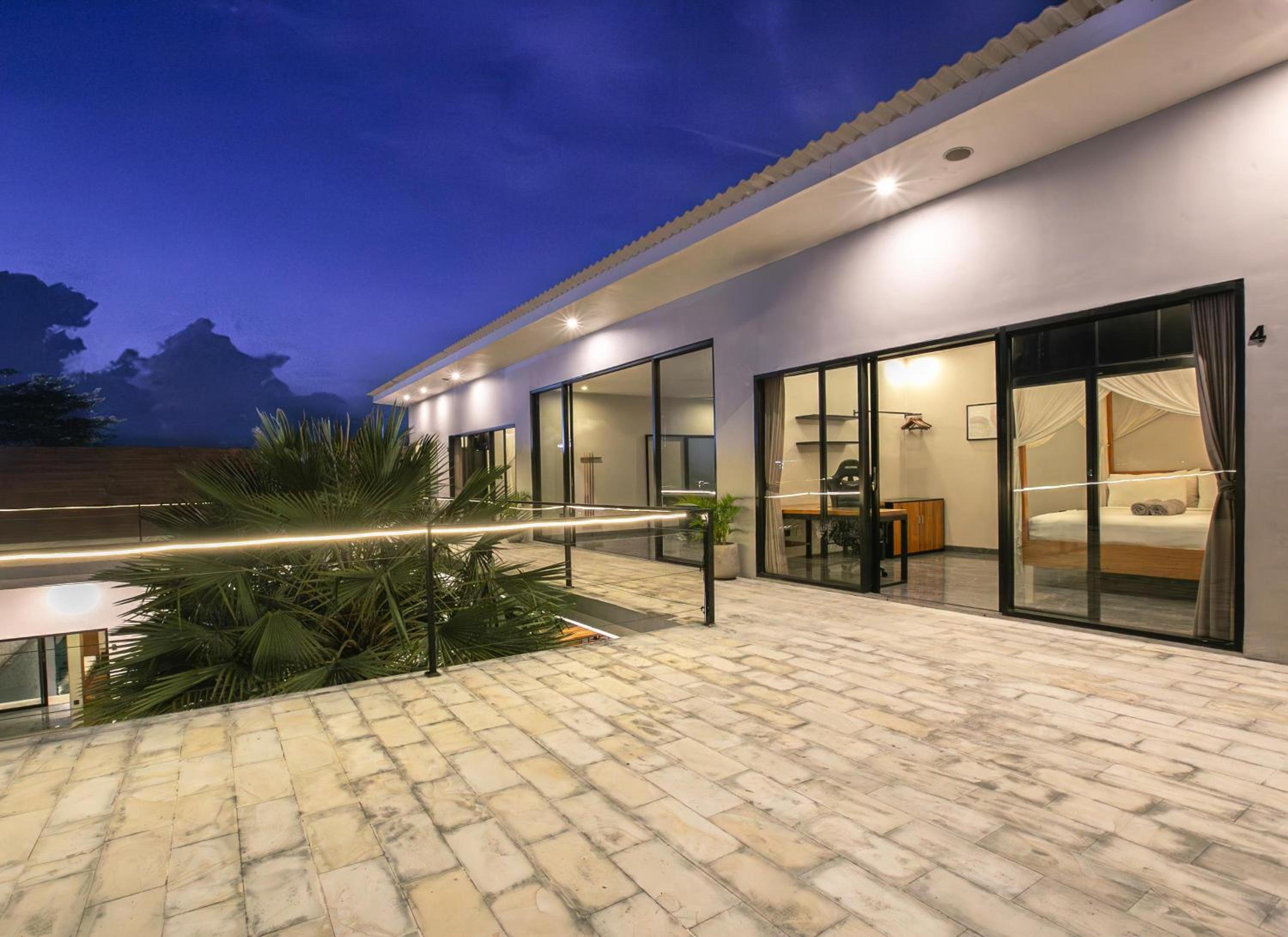 Villa MJ Modern Luxe 4BR with Big Pool & Rooftop