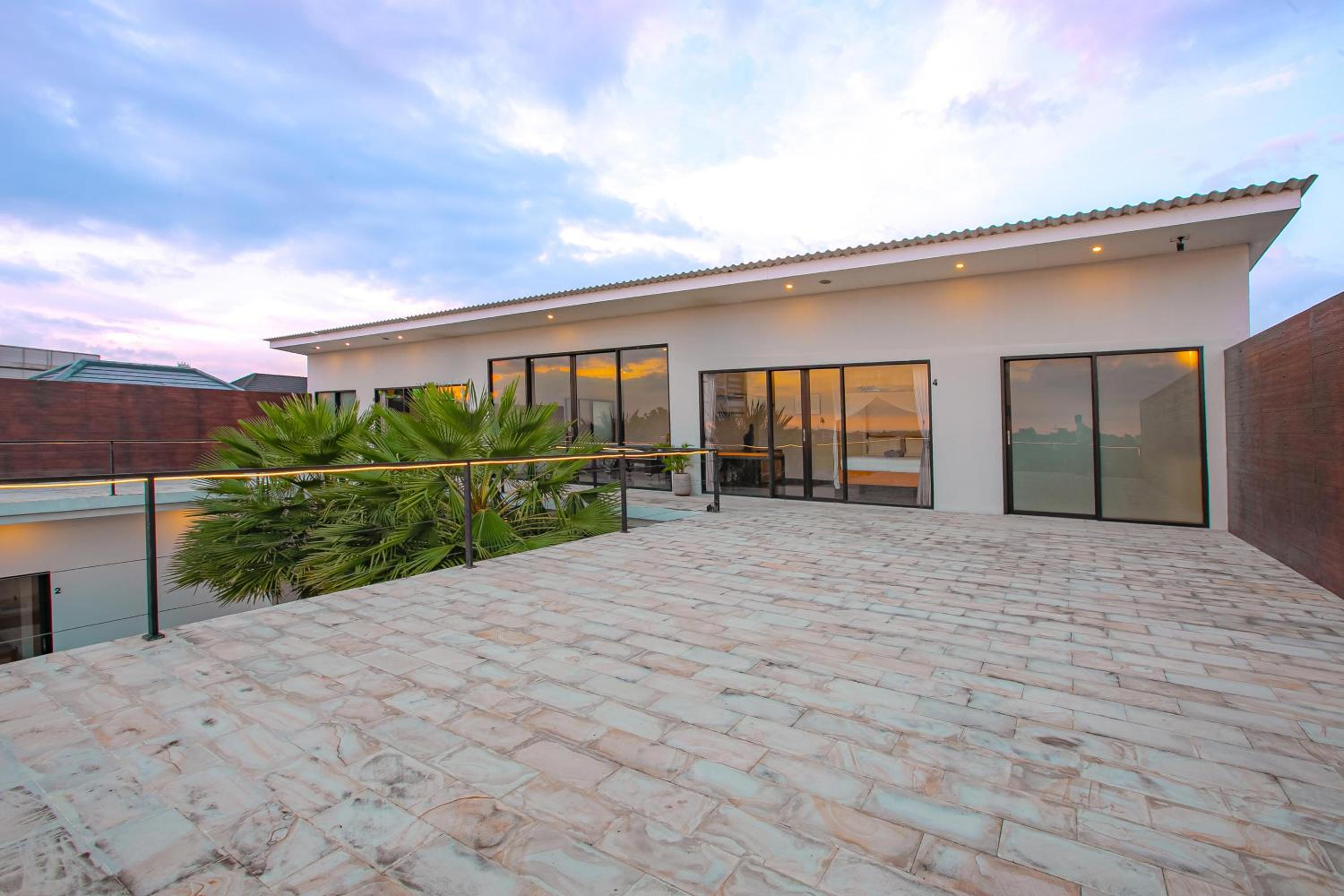 Villa MJ Modern Luxe 4BR with Big Pool & Rooftop