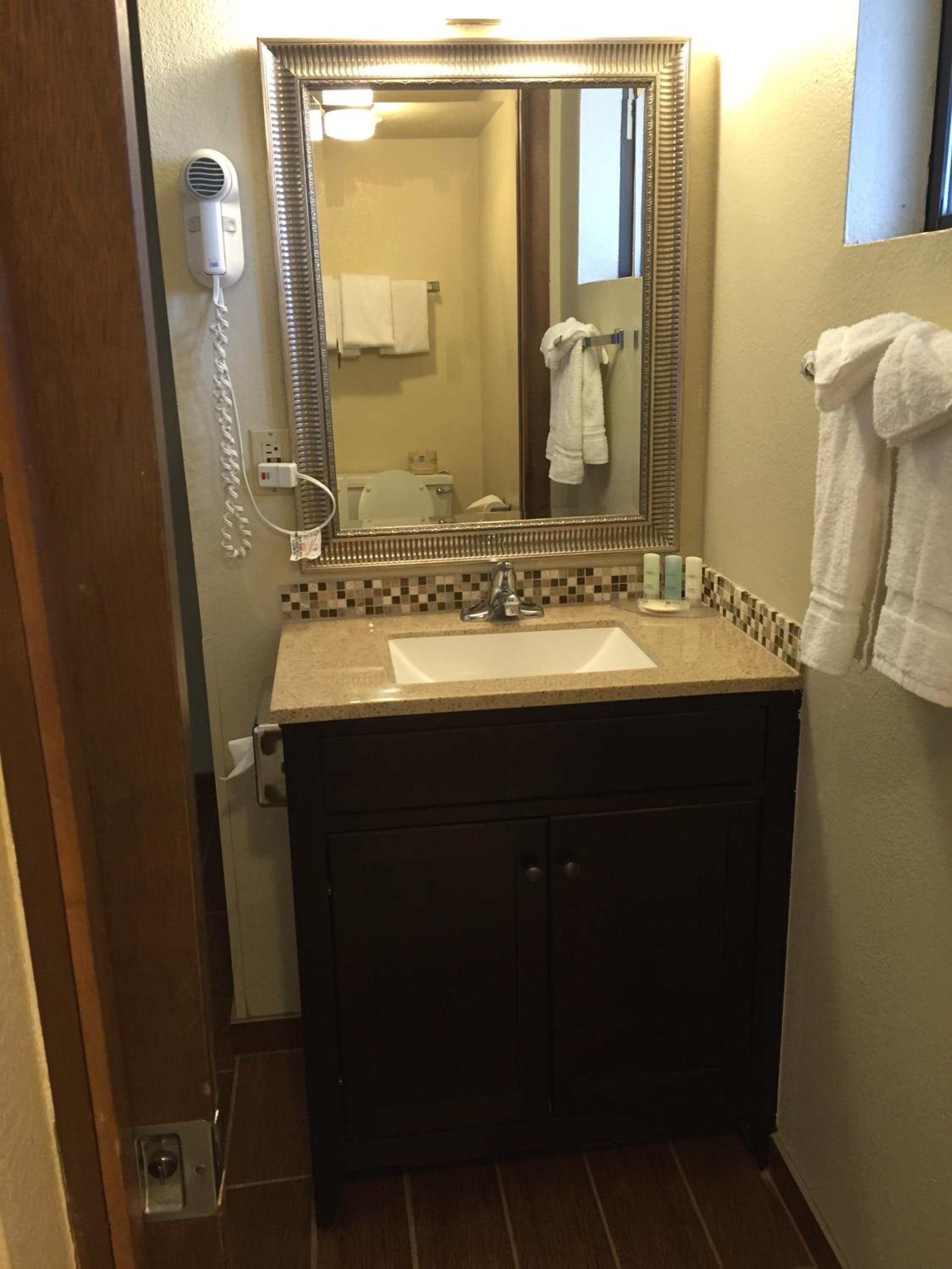 Motel In The Pines - Property Image 29