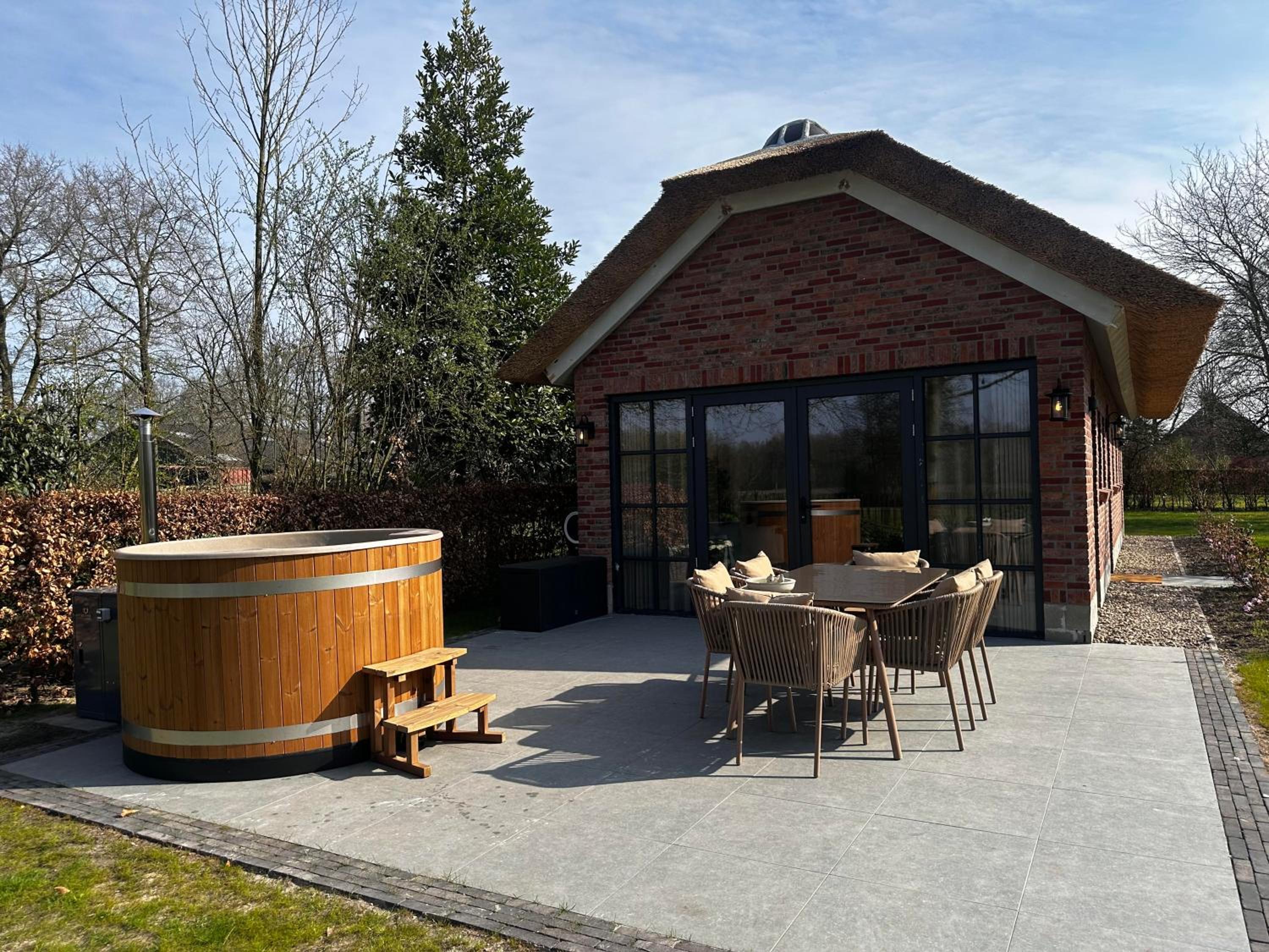 Landhuisje ter Heide - charming cottage with hottub