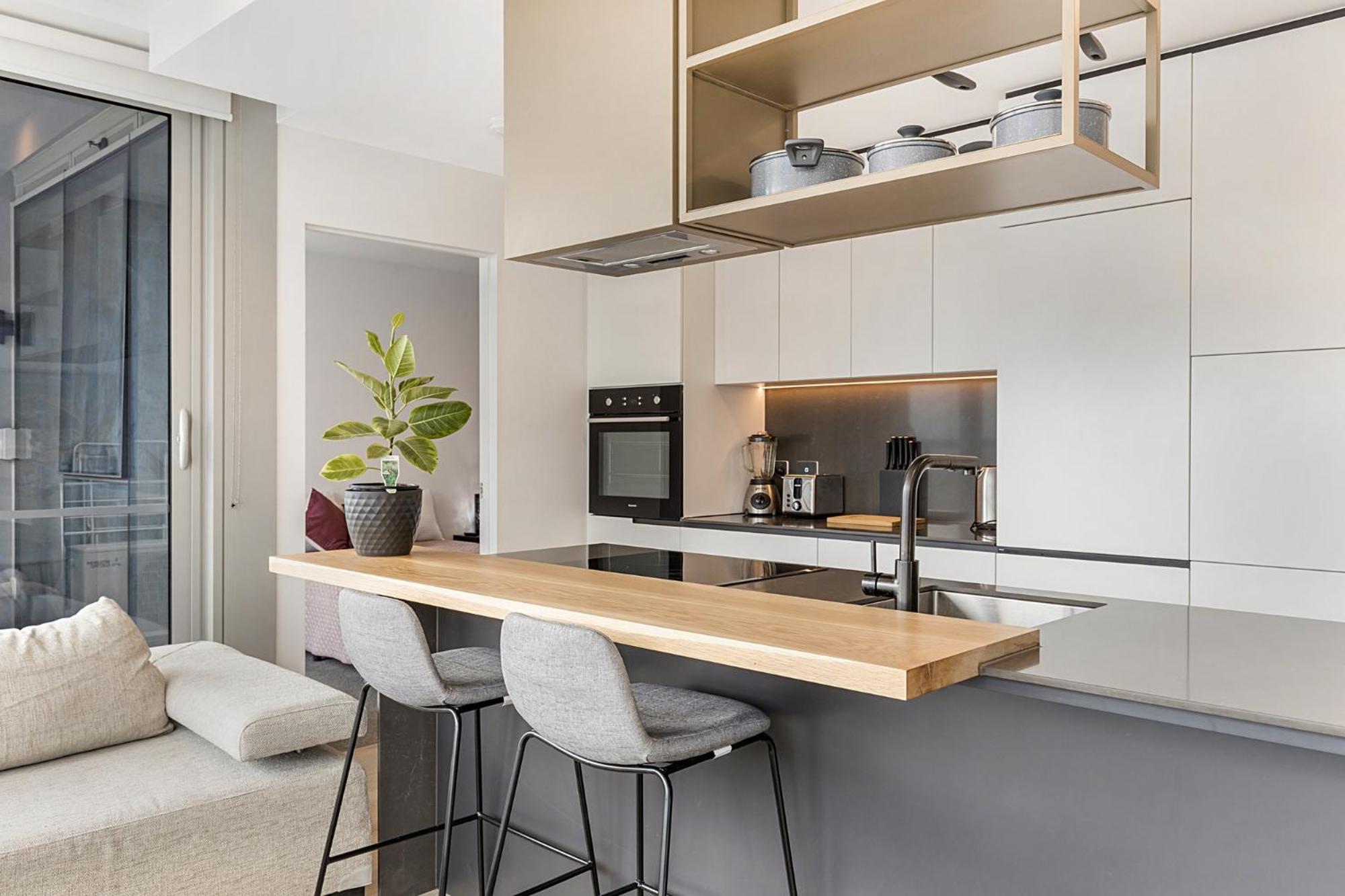 Gorgeous High-Rise Unit with Sky Bar Pool and Gym