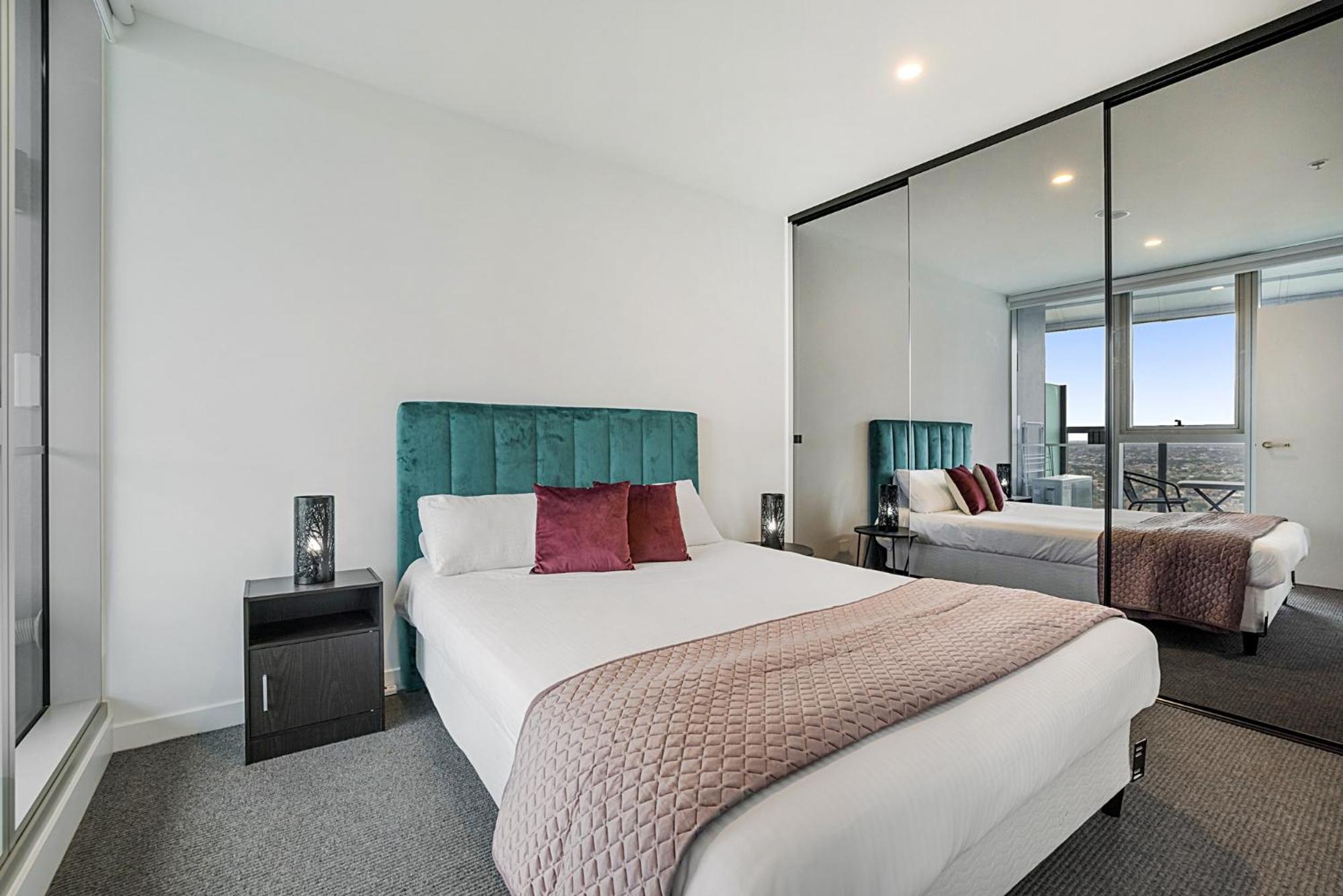 Gorgeous High-Rise Unit with Sky Bar Pool and Gym