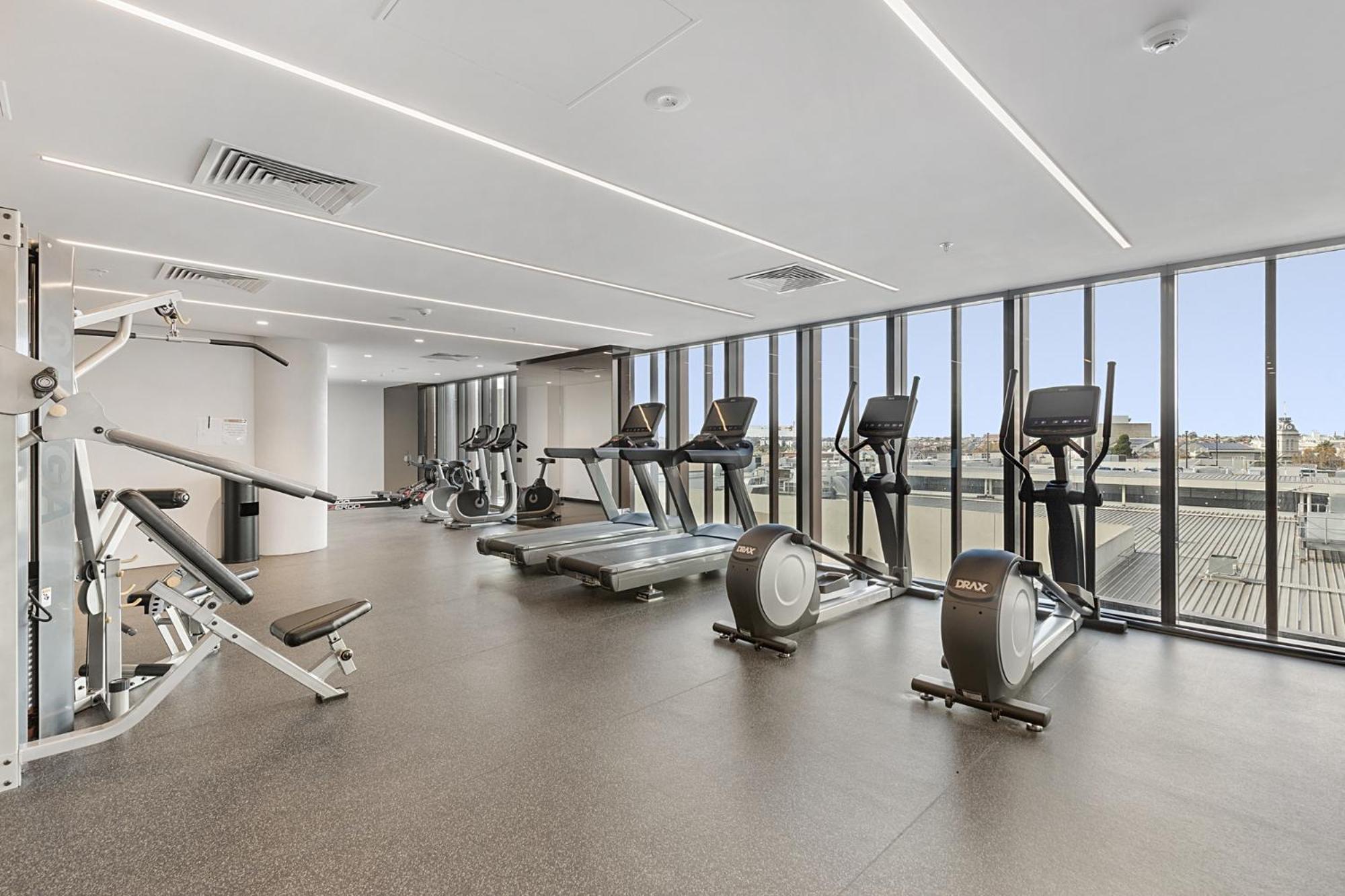 Gorgeous High-Rise Unit with Sky Bar Pool and Gym