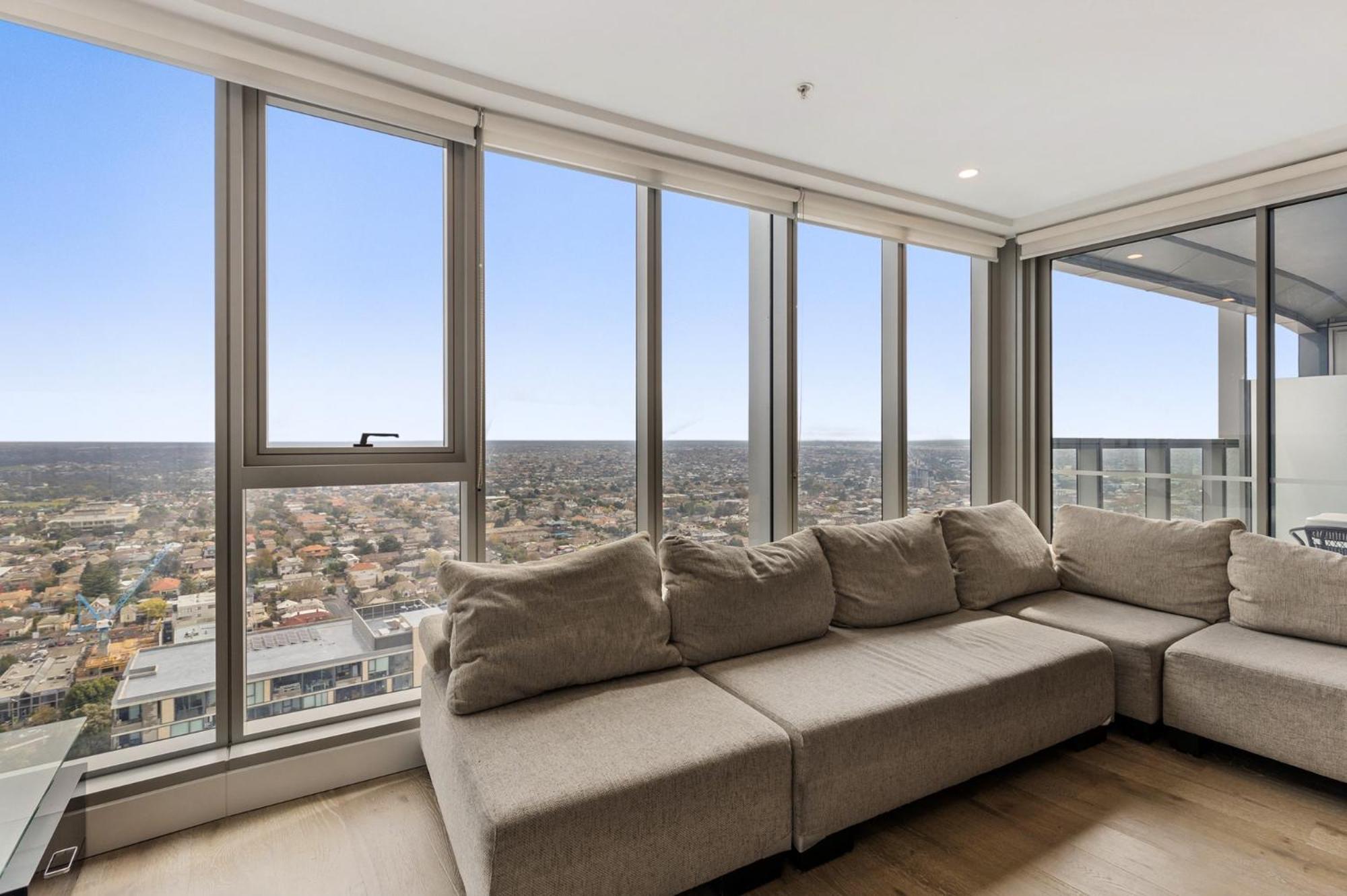 Gorgeous High-Rise Unit with Sky Bar Pool and Gym