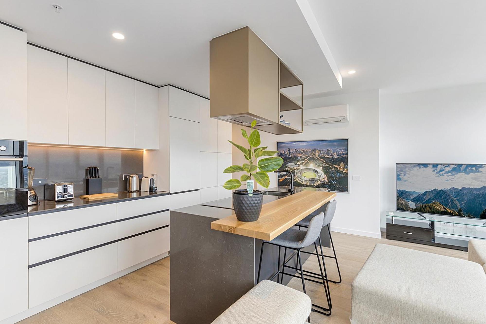 Gorgeous High-Rise Unit with Sky Bar Pool and Gym