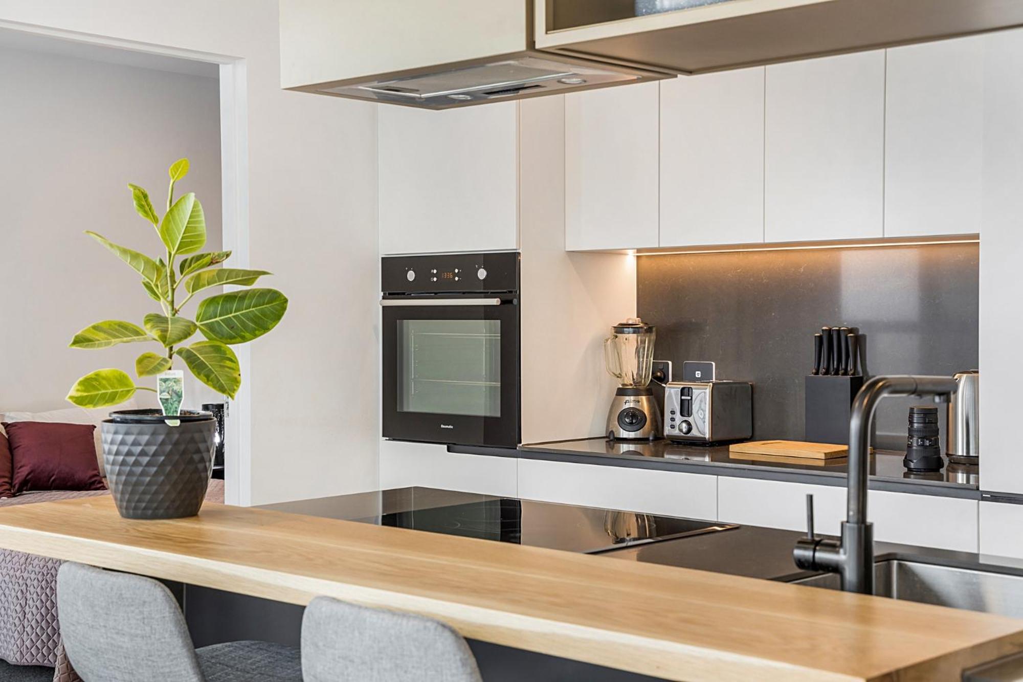 Gorgeous High-Rise Unit with Sky Bar Pool and Gym