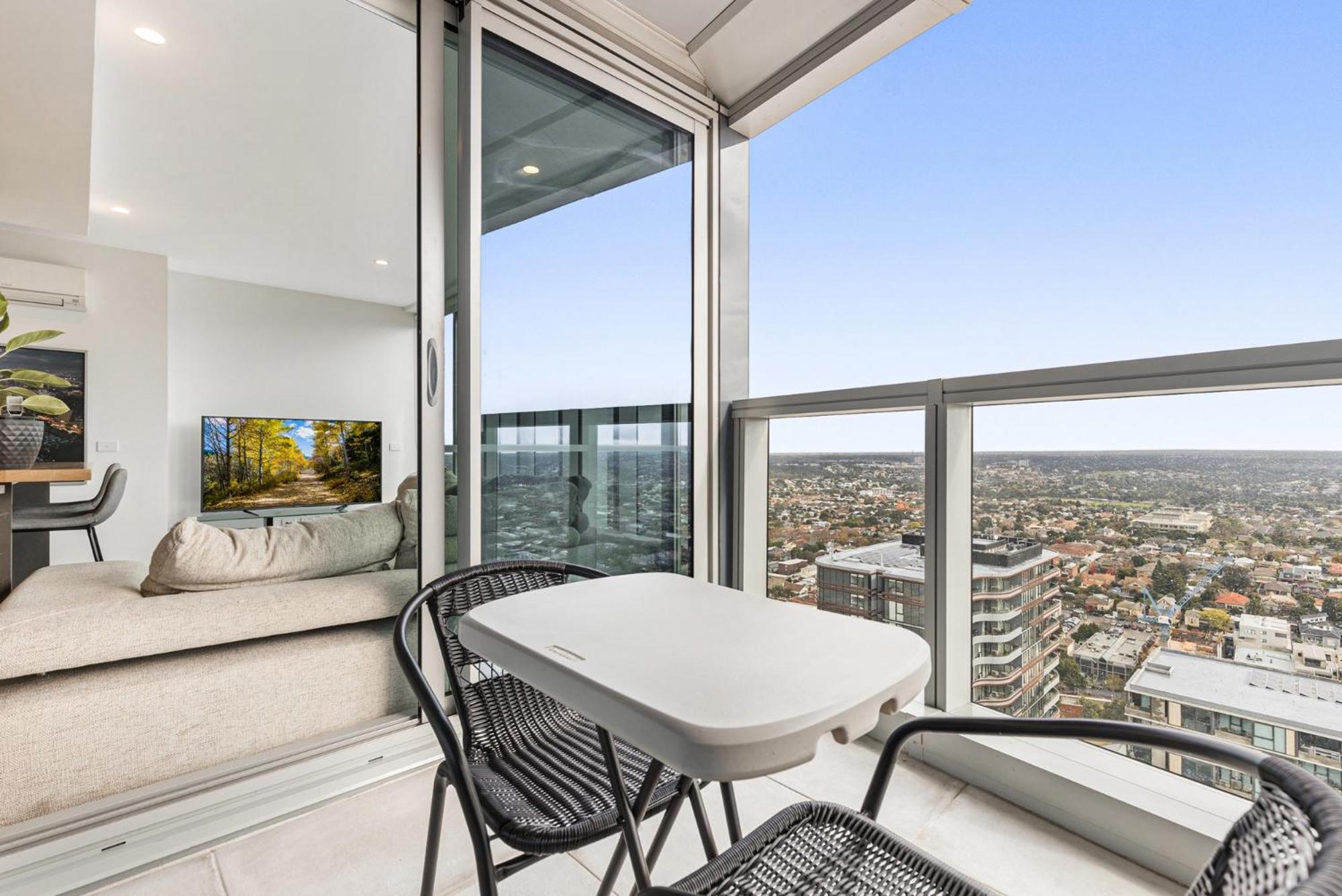 Gorgeous High-Rise Unit with Sky Bar Pool and Gym