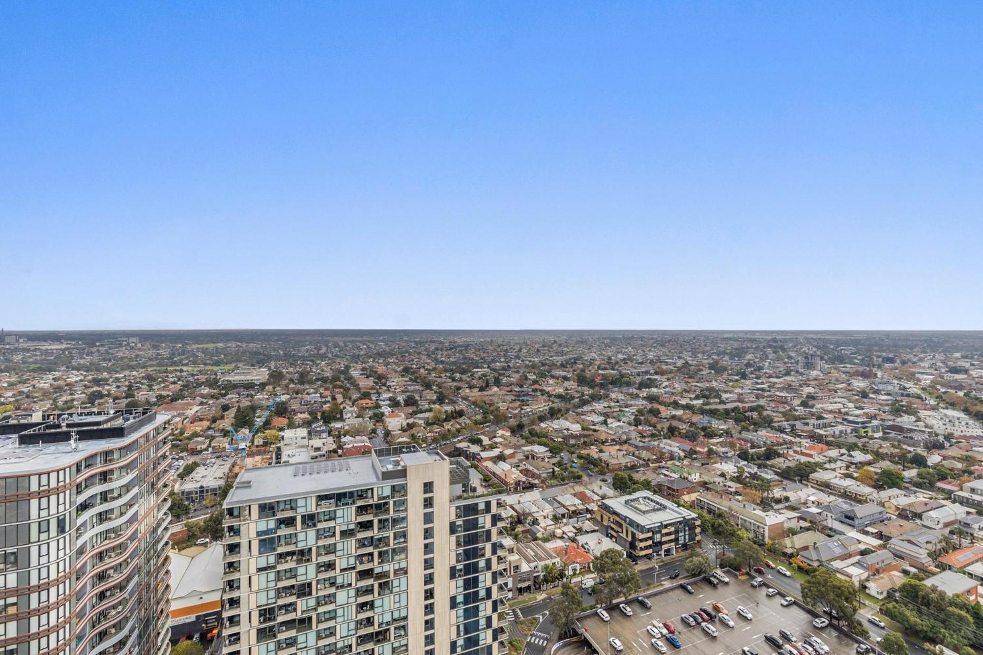 Gorgeous High-Rise Unit with Sky Bar Pool and Gym