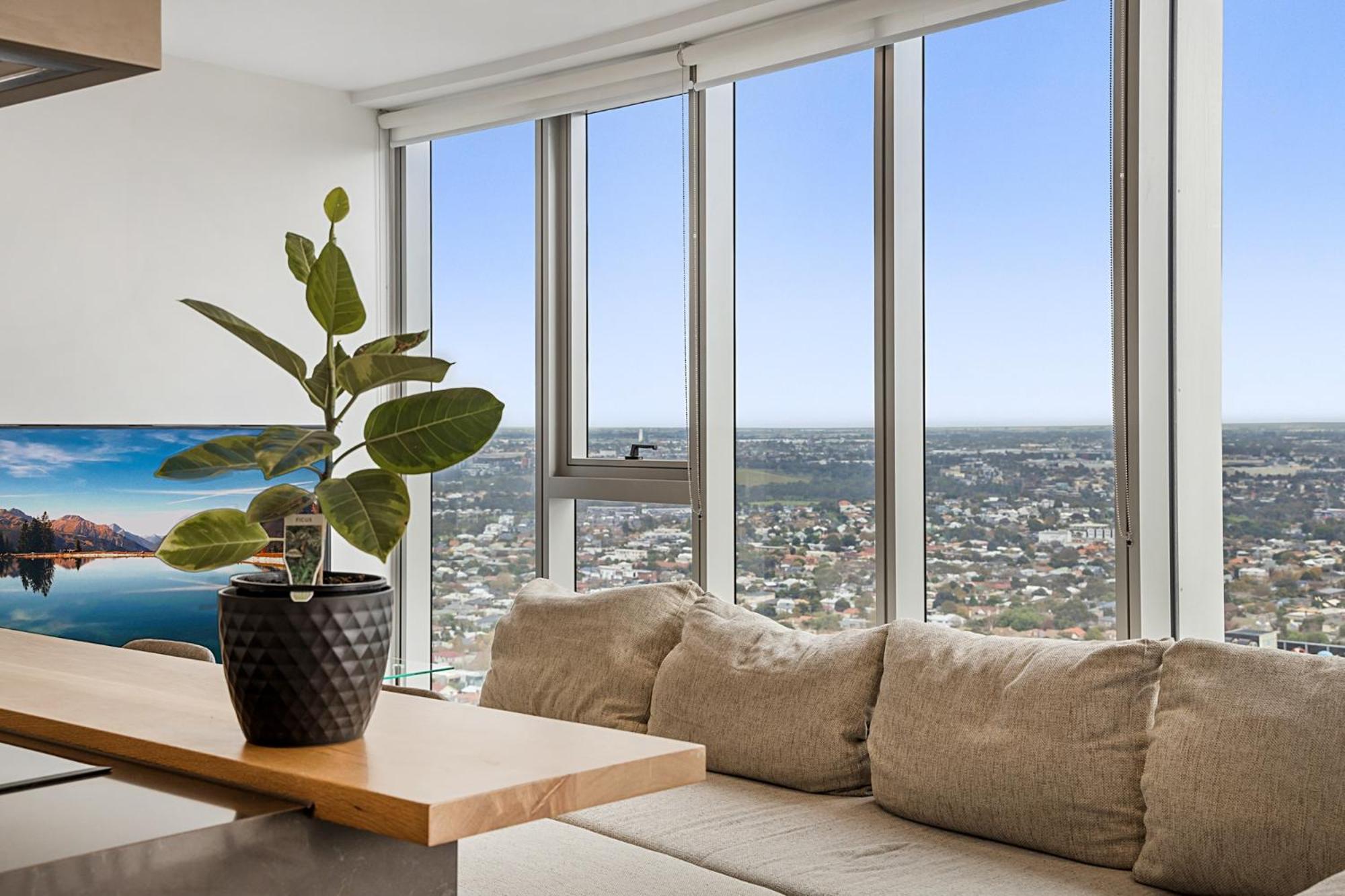 Gorgeous High-Rise Unit with Sky Bar Pool and Gym