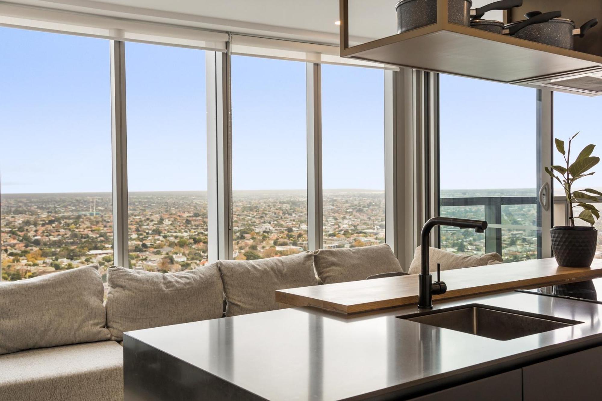 Gorgeous High-Rise Unit with Sky Bar Pool and Gym
