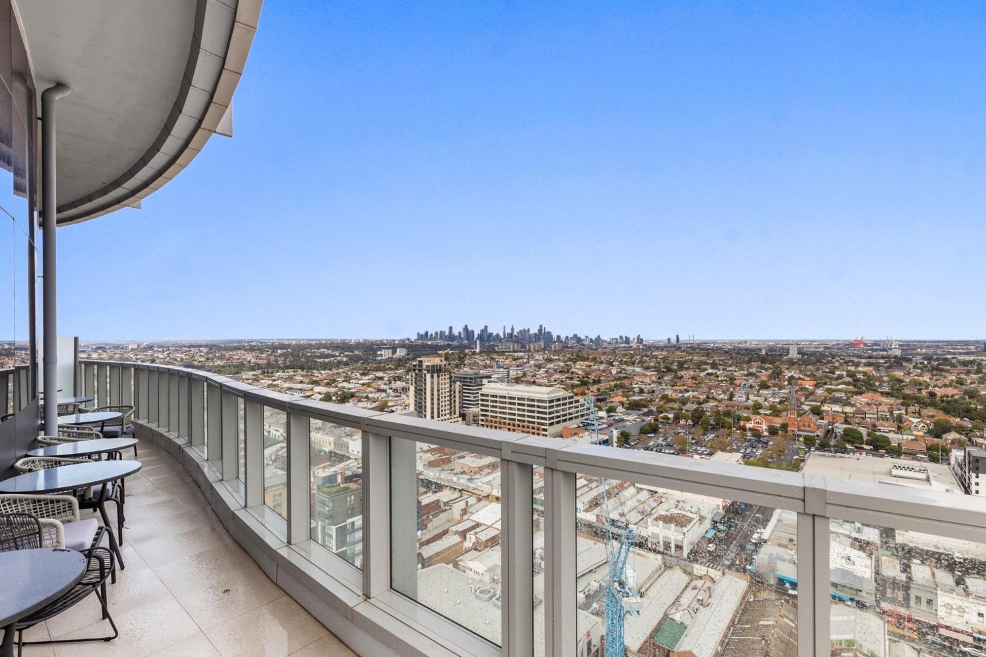 Gorgeous High-Rise Unit with Sky Bar Pool and Gym