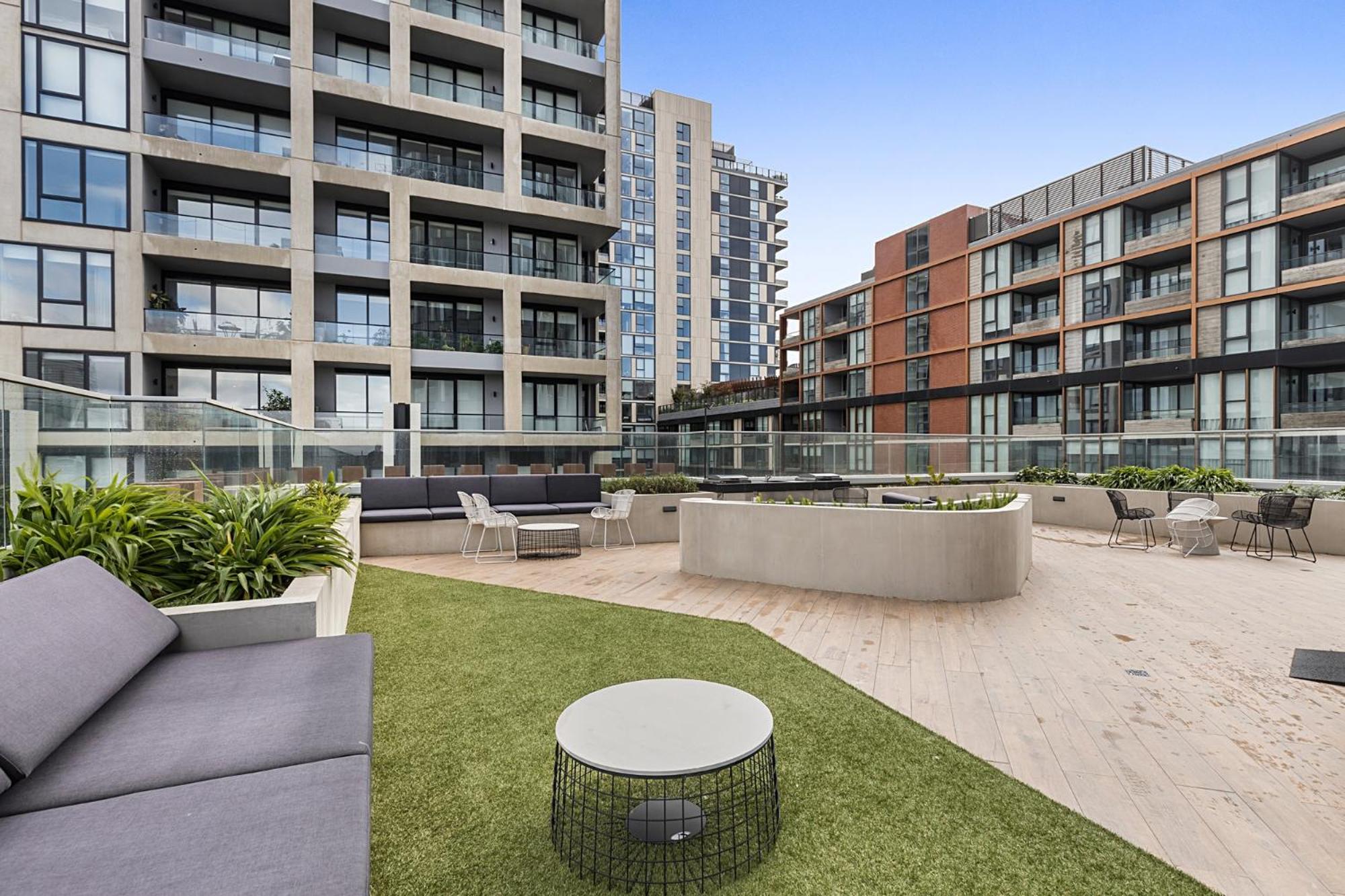 Gorgeous High-Rise Unit with Sky Bar Pool and Gym