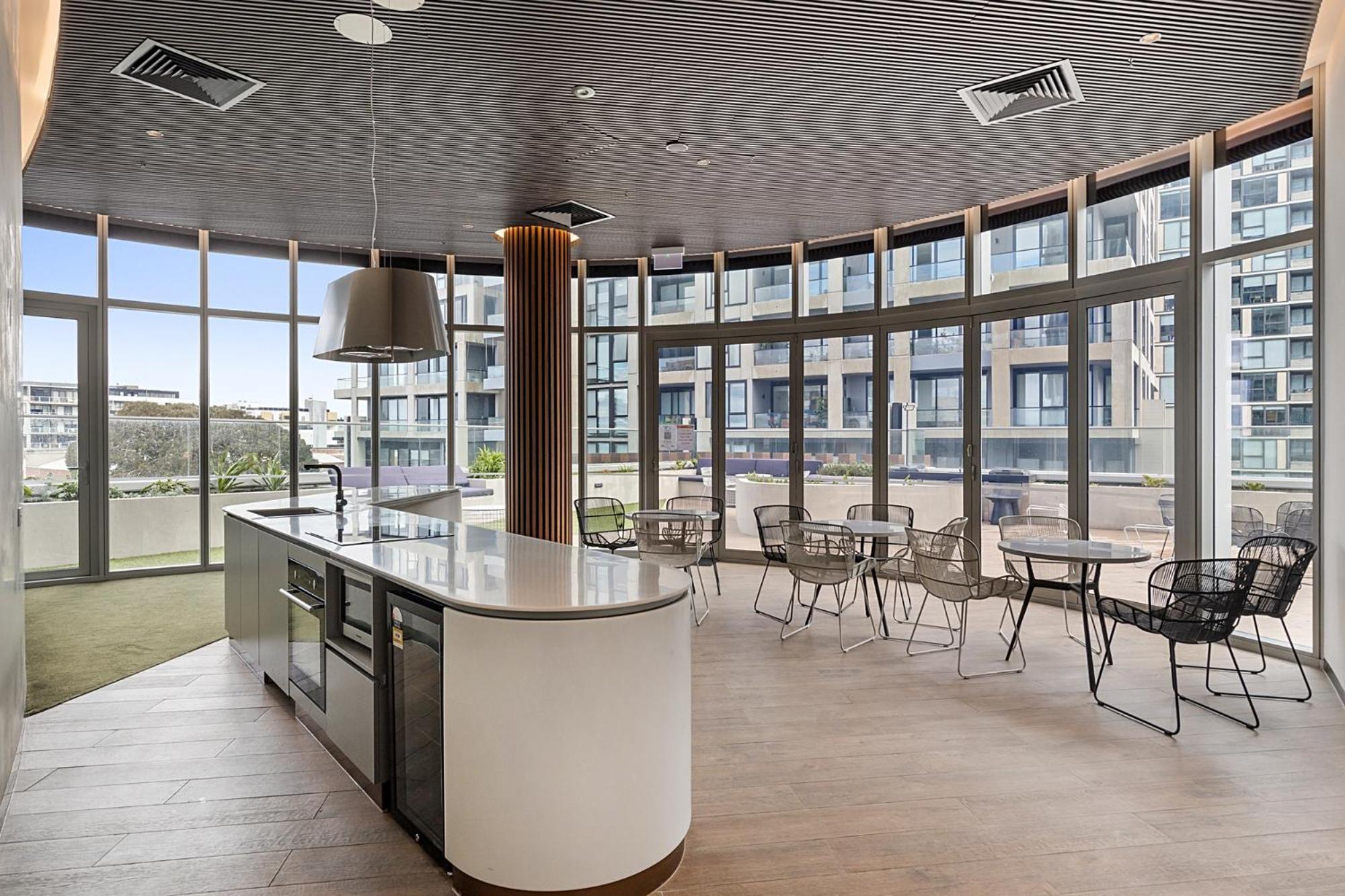 Gorgeous High-Rise Unit with Sky Bar Pool and Gym