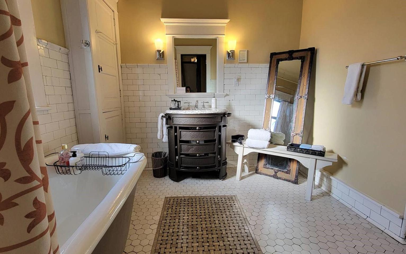 The New Victorian Mansion Bed & Breakfast
