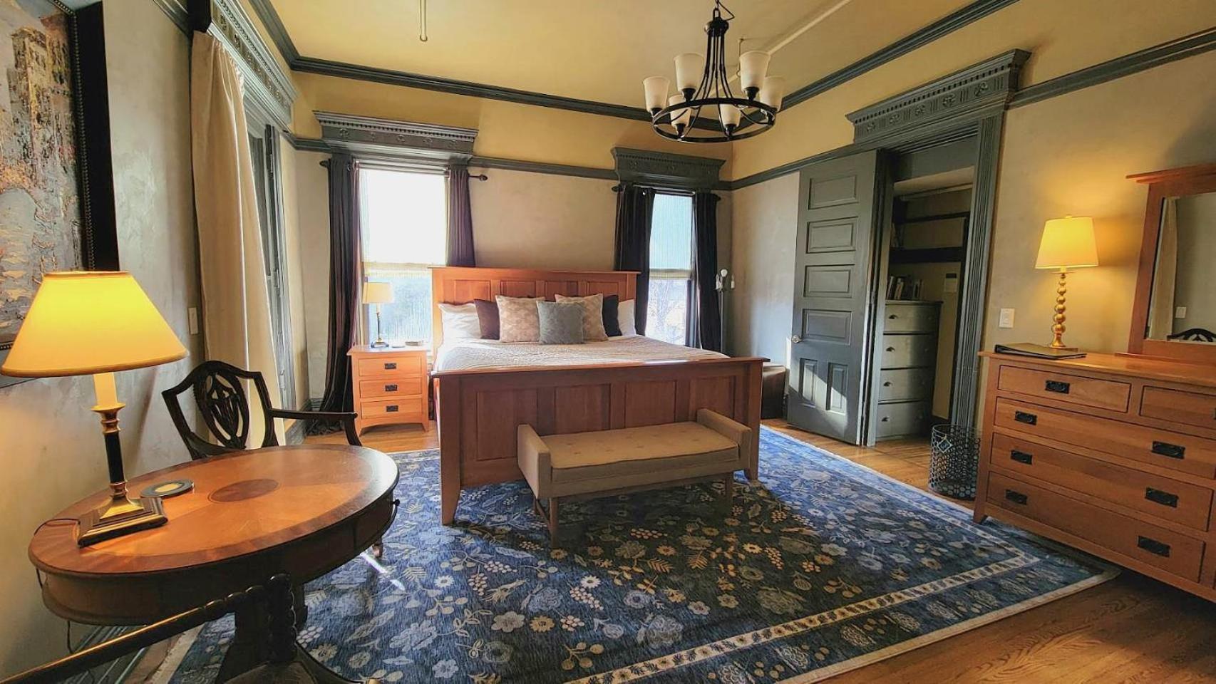 The New Victorian Mansion Bed & Breakfast