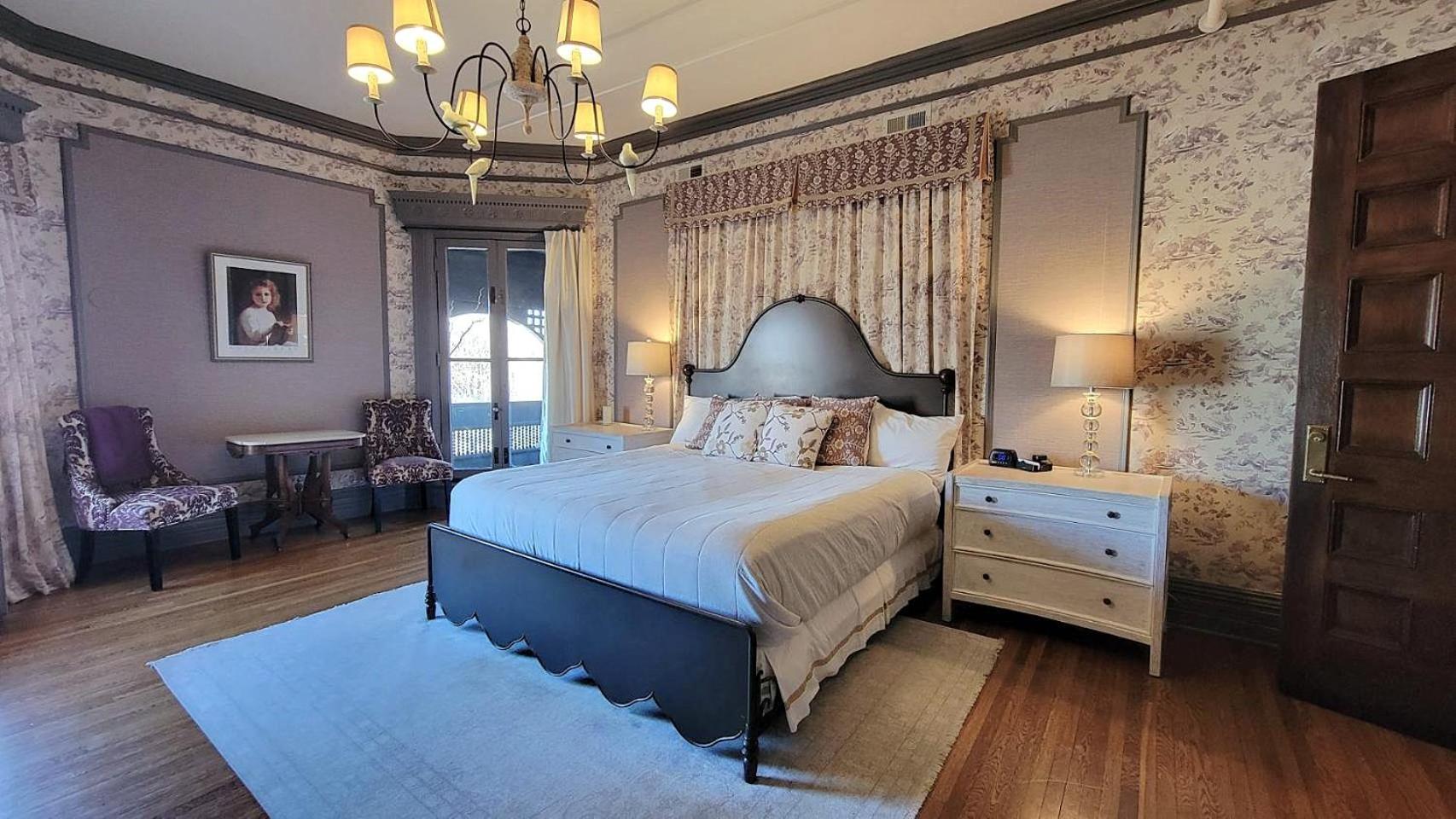 The New Victorian Mansion Bed & Breakfast