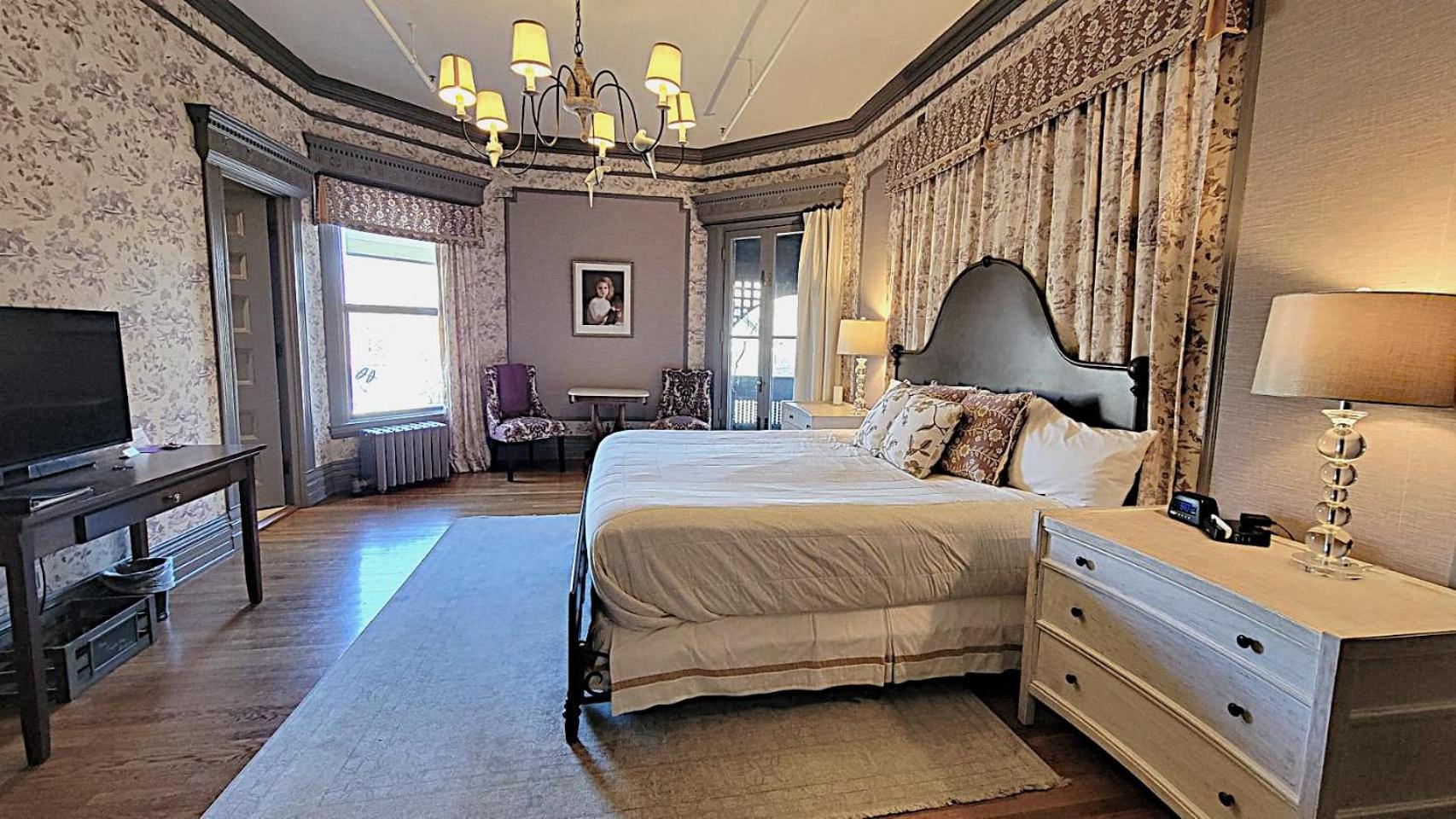 The New Victorian Mansion Bed & Breakfast