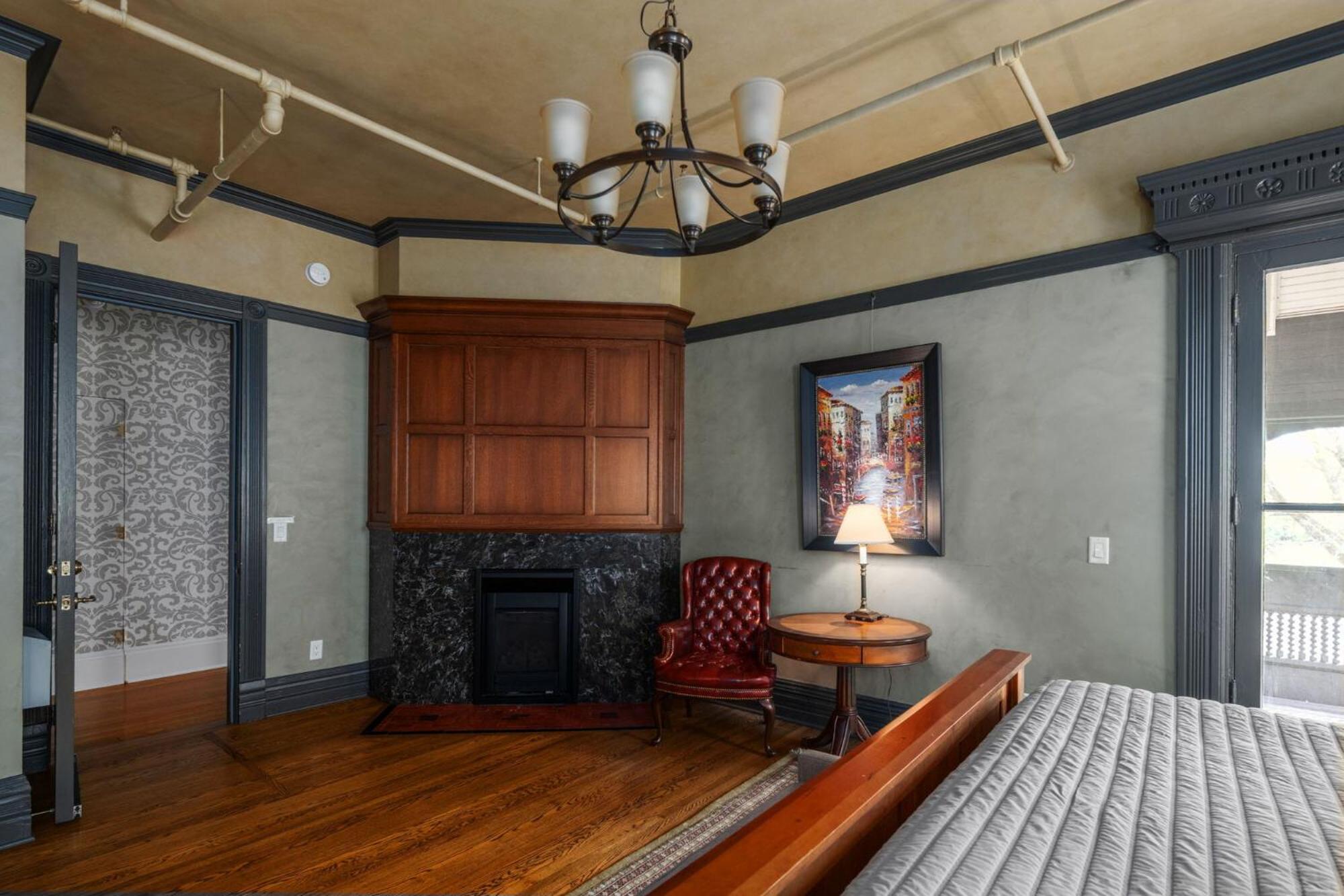 The New Victorian Mansion Bed & Breakfast