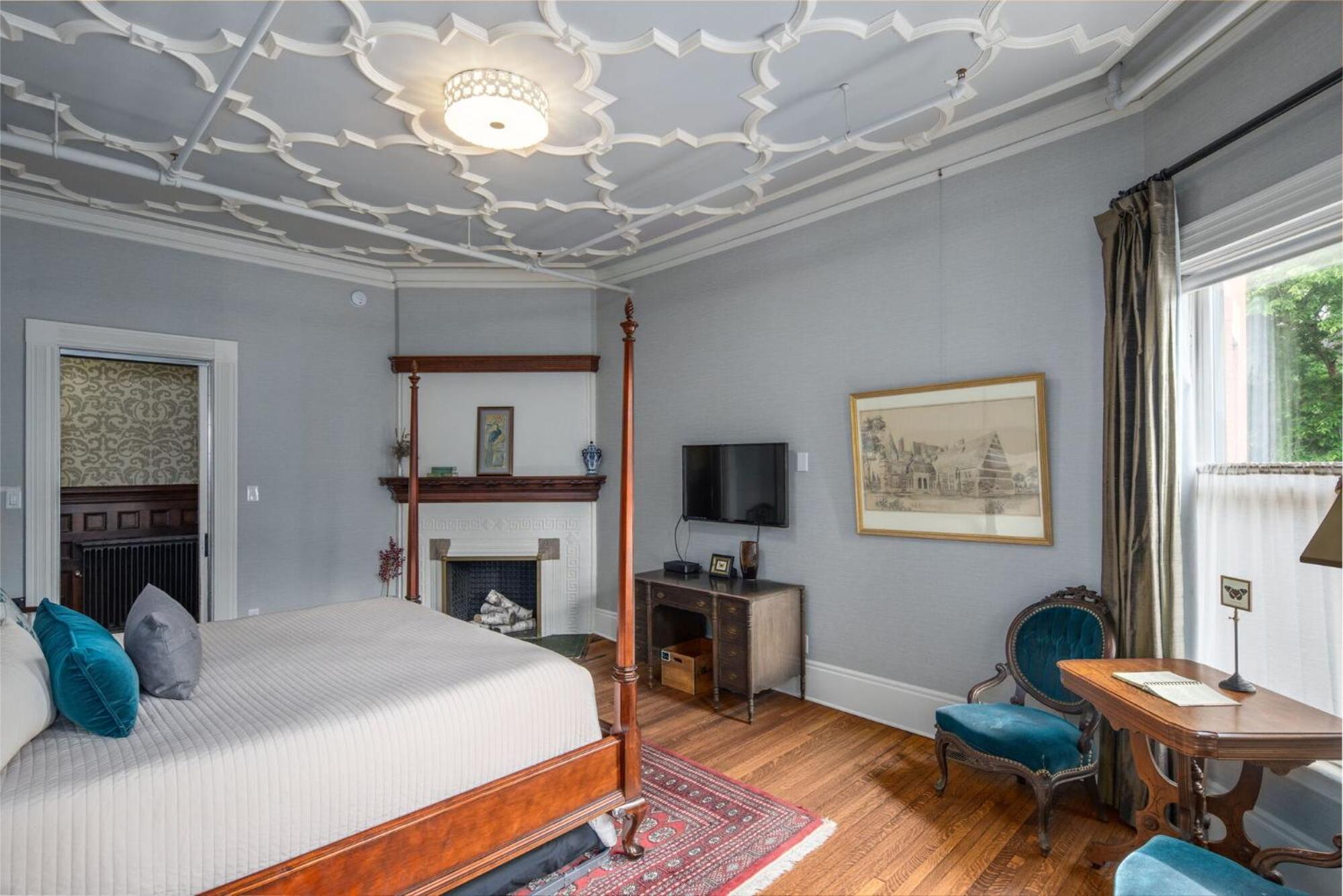 The New Victorian Mansion Bed & Breakfast