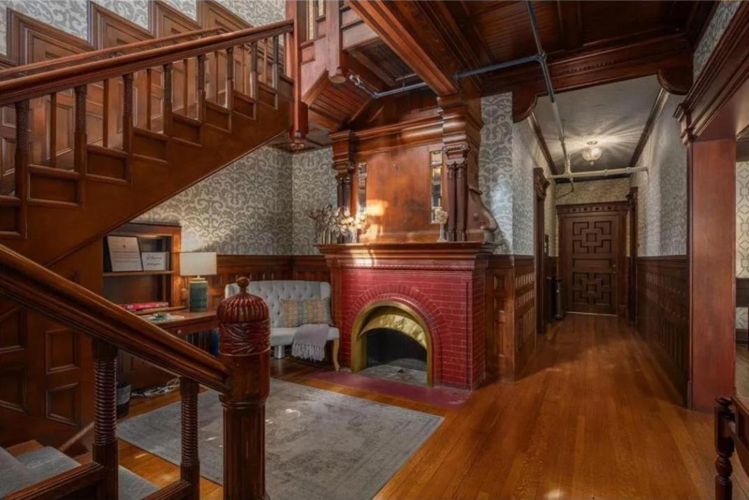 The New Victorian Mansion Bed & Breakfast