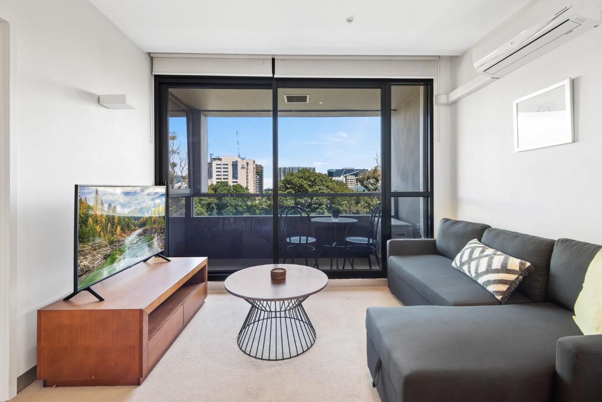 Central 1-Bed Apartment with Secure Parking