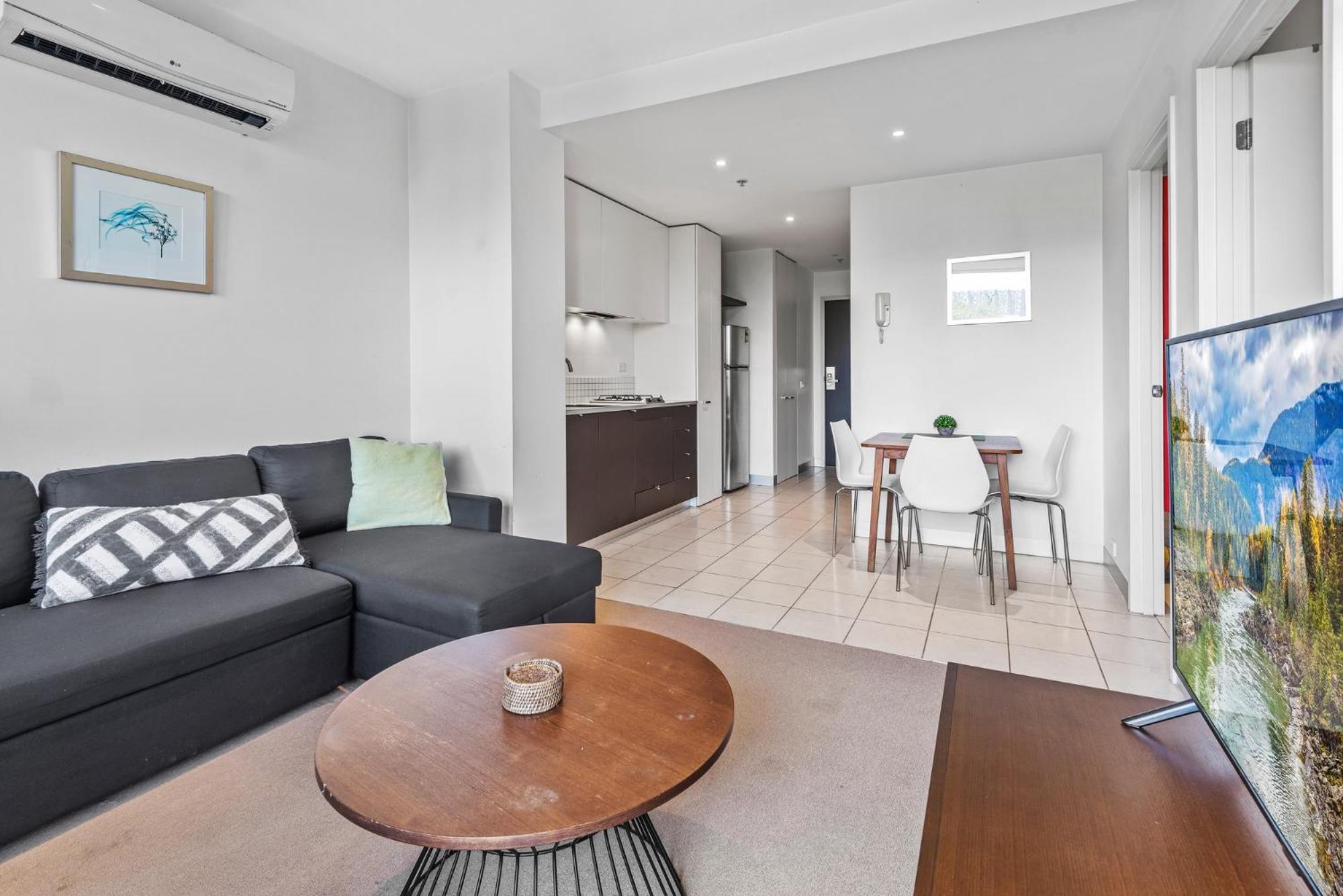 Central 1-Bed Apartment with Secure Parking