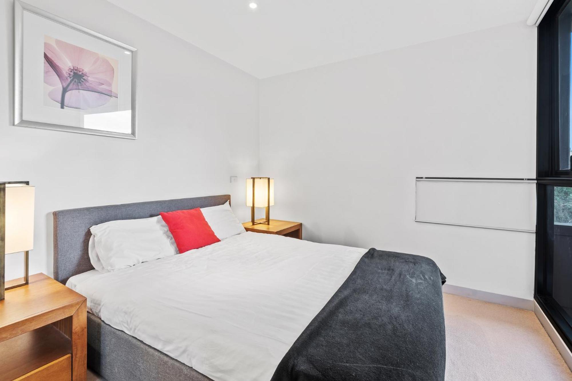 Central 1-Bed Apartment with Secure Parking