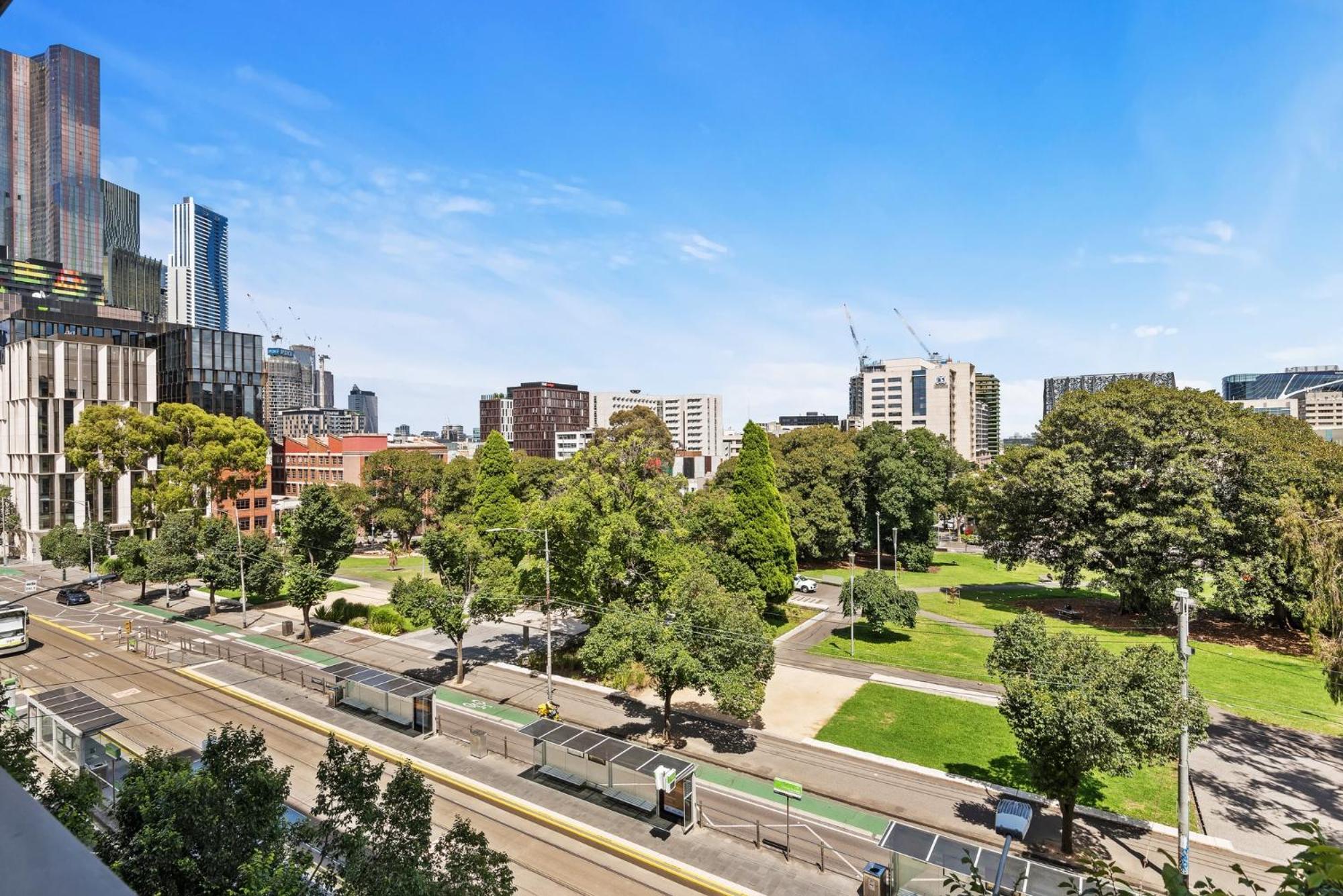 Central 1-Bed Apartment with Secure Parking