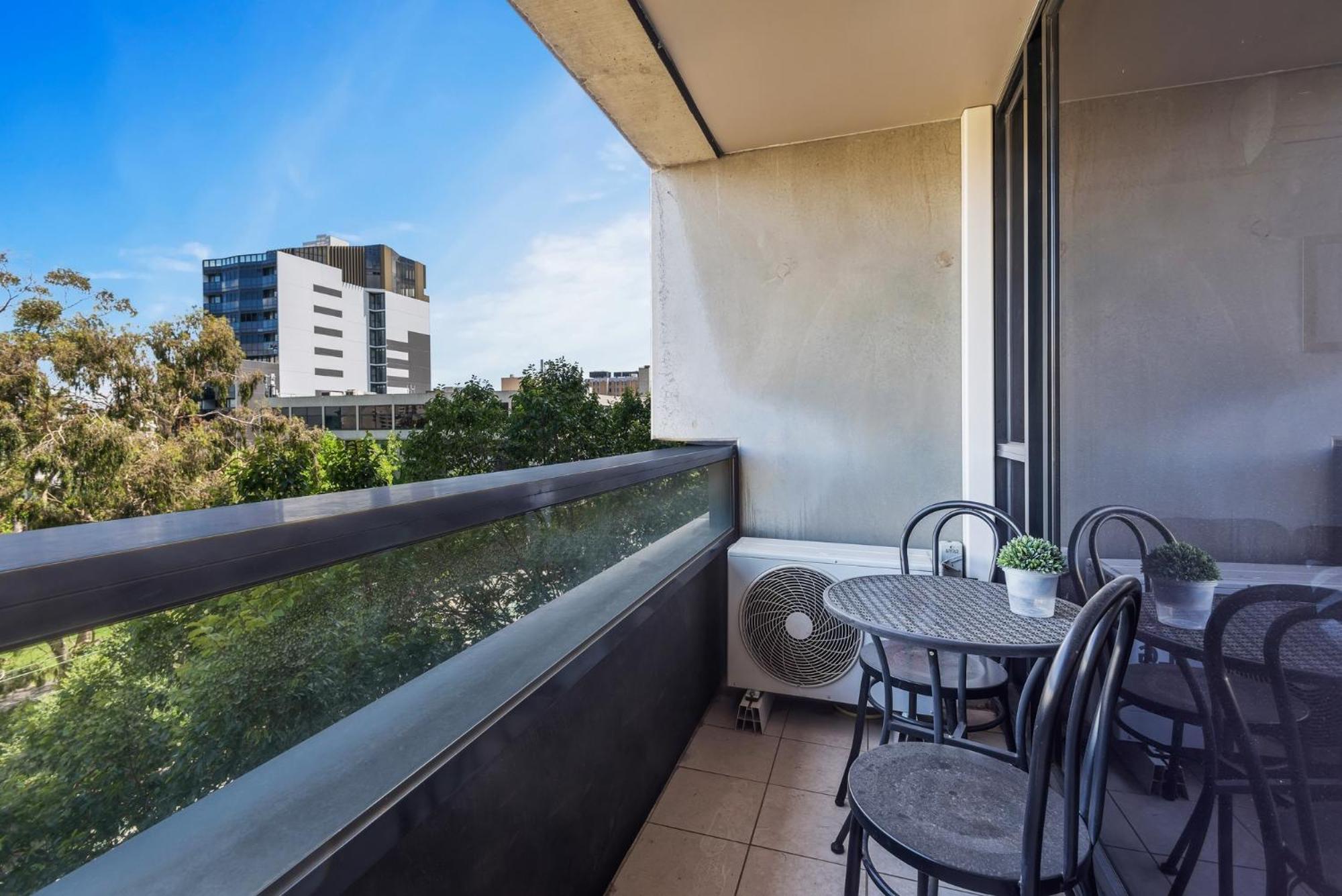 Central 1-Bed Apartment with Secure Parking