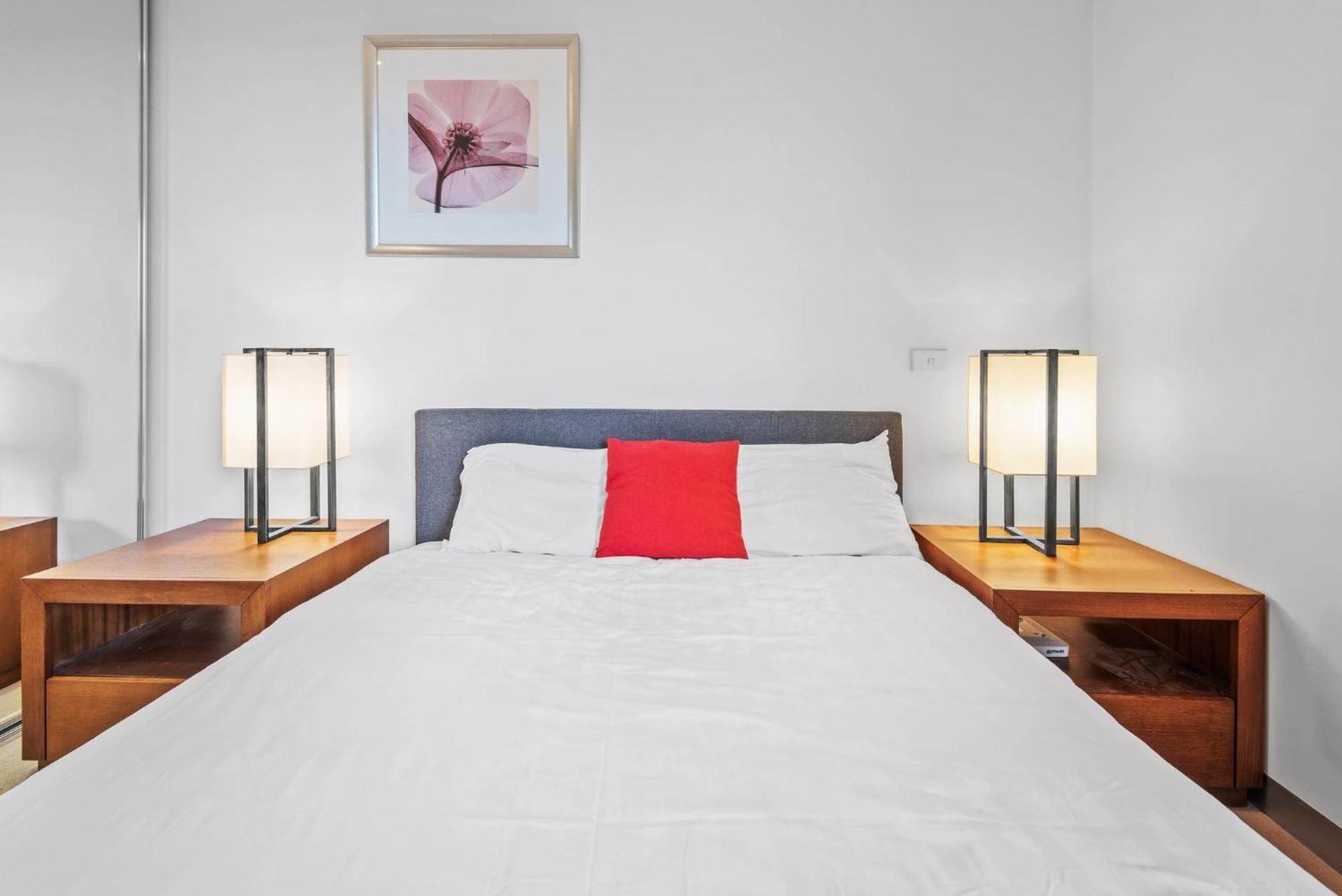 Central 1-Bed Apartment with Secure Parking