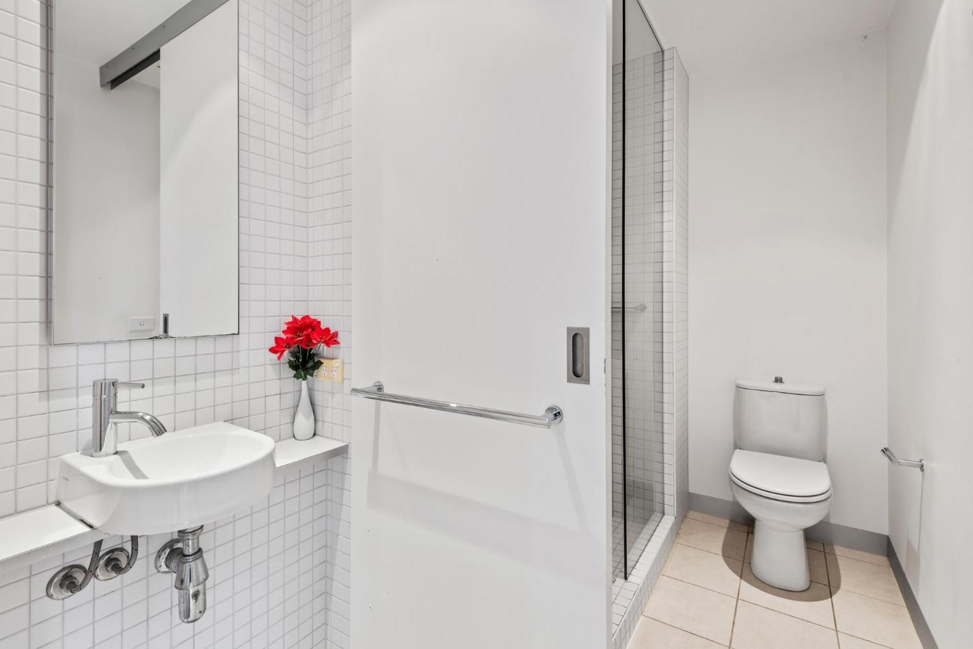 Central 1-Bed Apartment with Secure Parking
