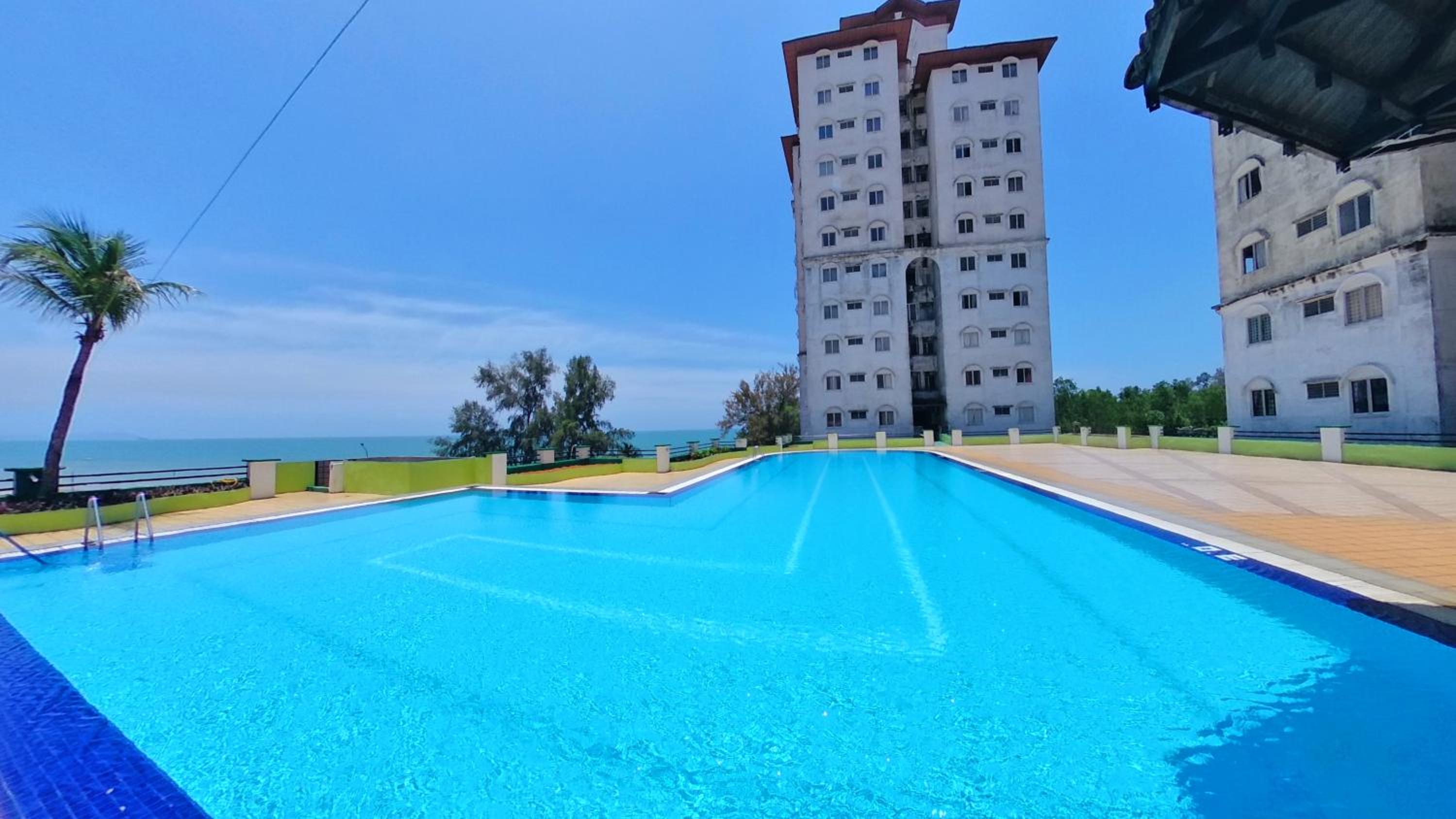 Beachfront 2-5pax, Free parking , swimming pool