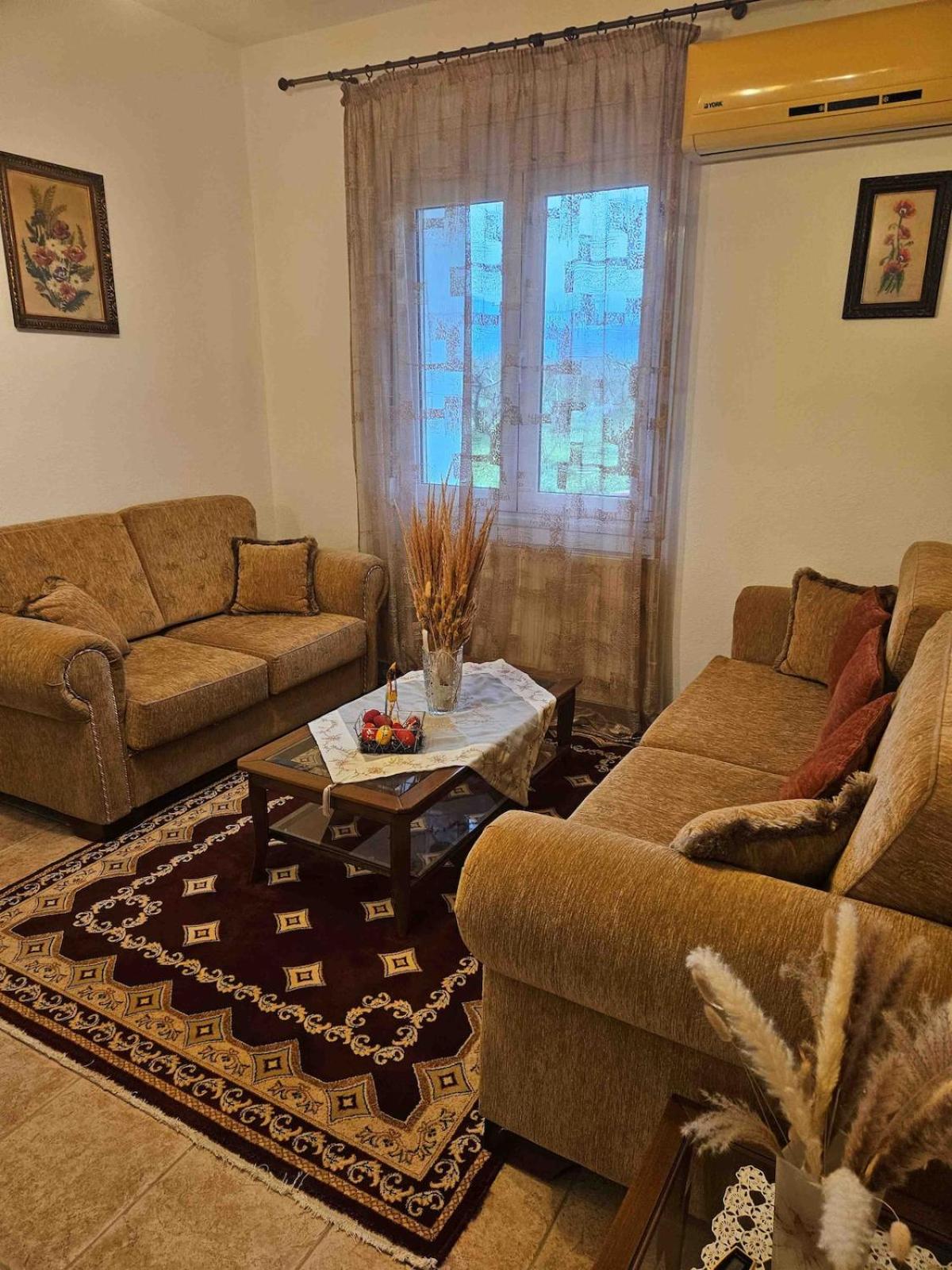 Paikos Townhouse, Hot Springs
