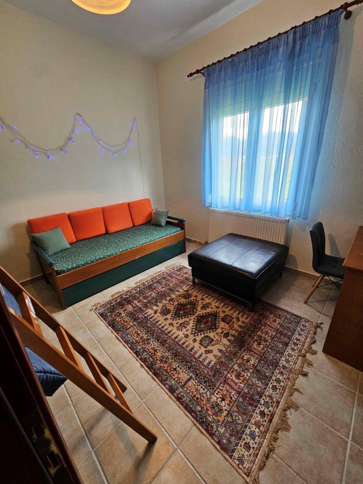 Paikos Townhouse, Hot Springs
