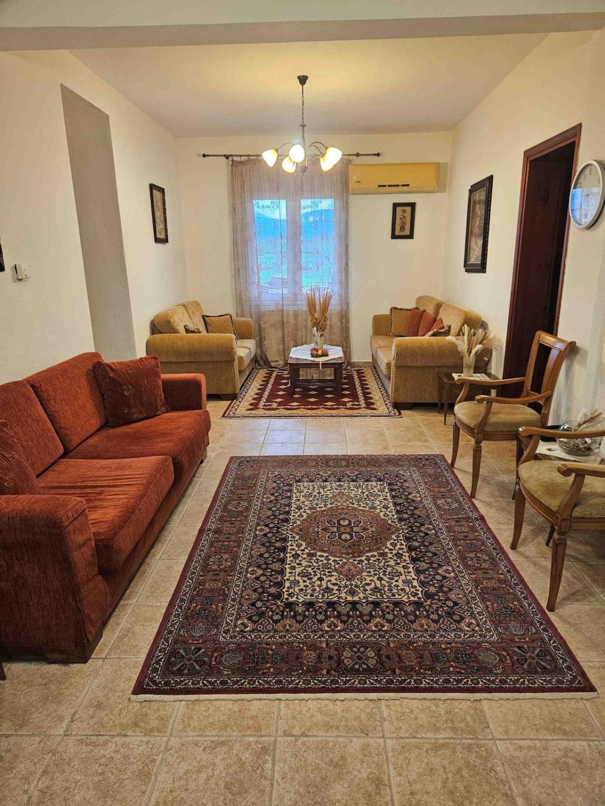 Paikos Townhouse, Hot Springs