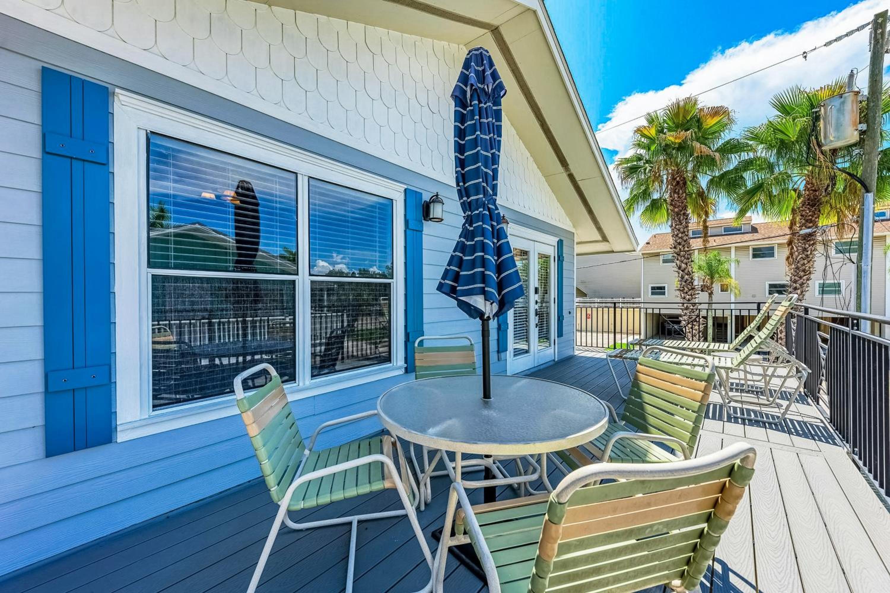 Relax Poolside, Walk to Shore! Holmes Beach Condo