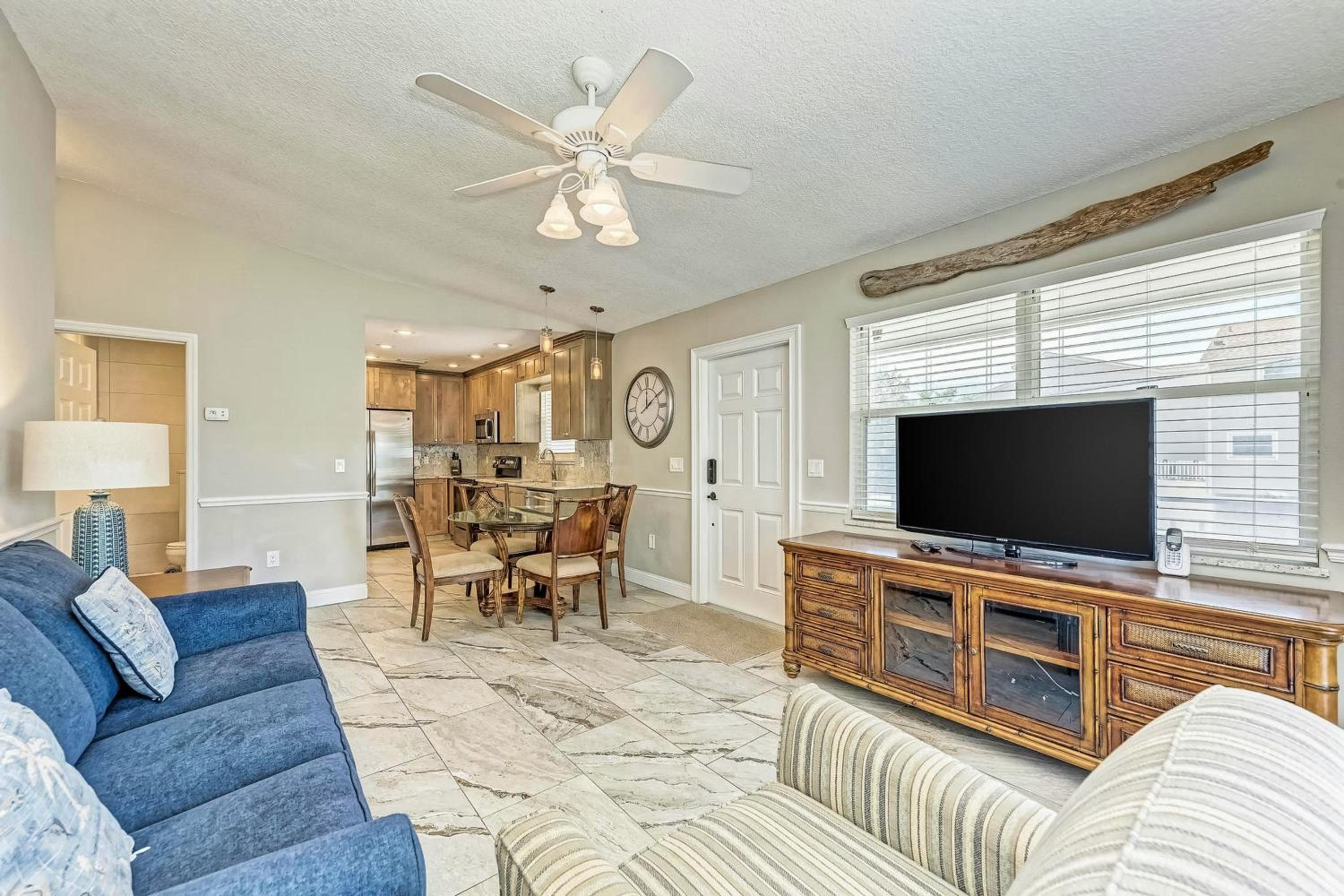 Relax Poolside, Walk to Shore! Holmes Beach Condo