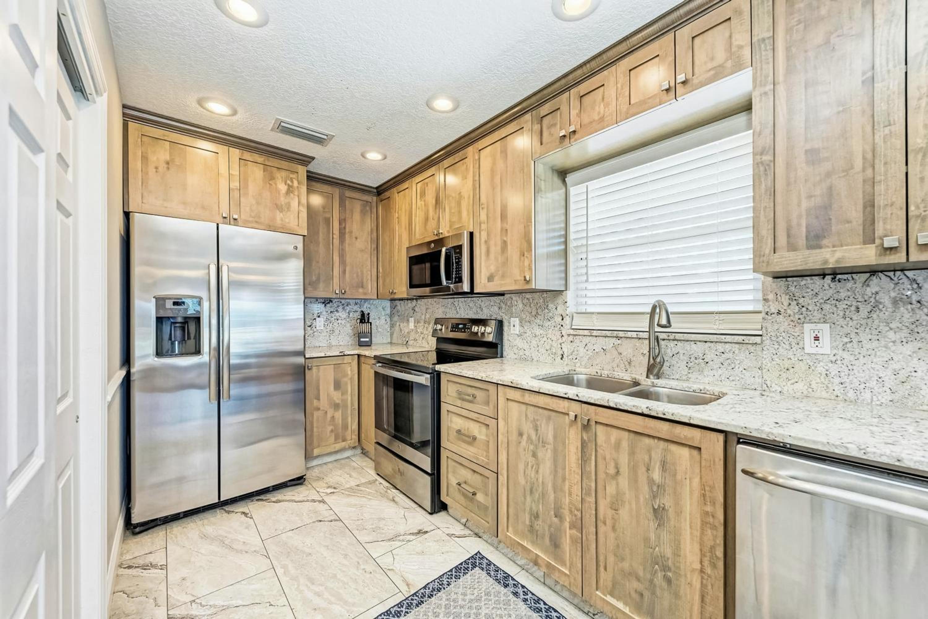 Relax Poolside, Walk to Shore! Holmes Beach Condo