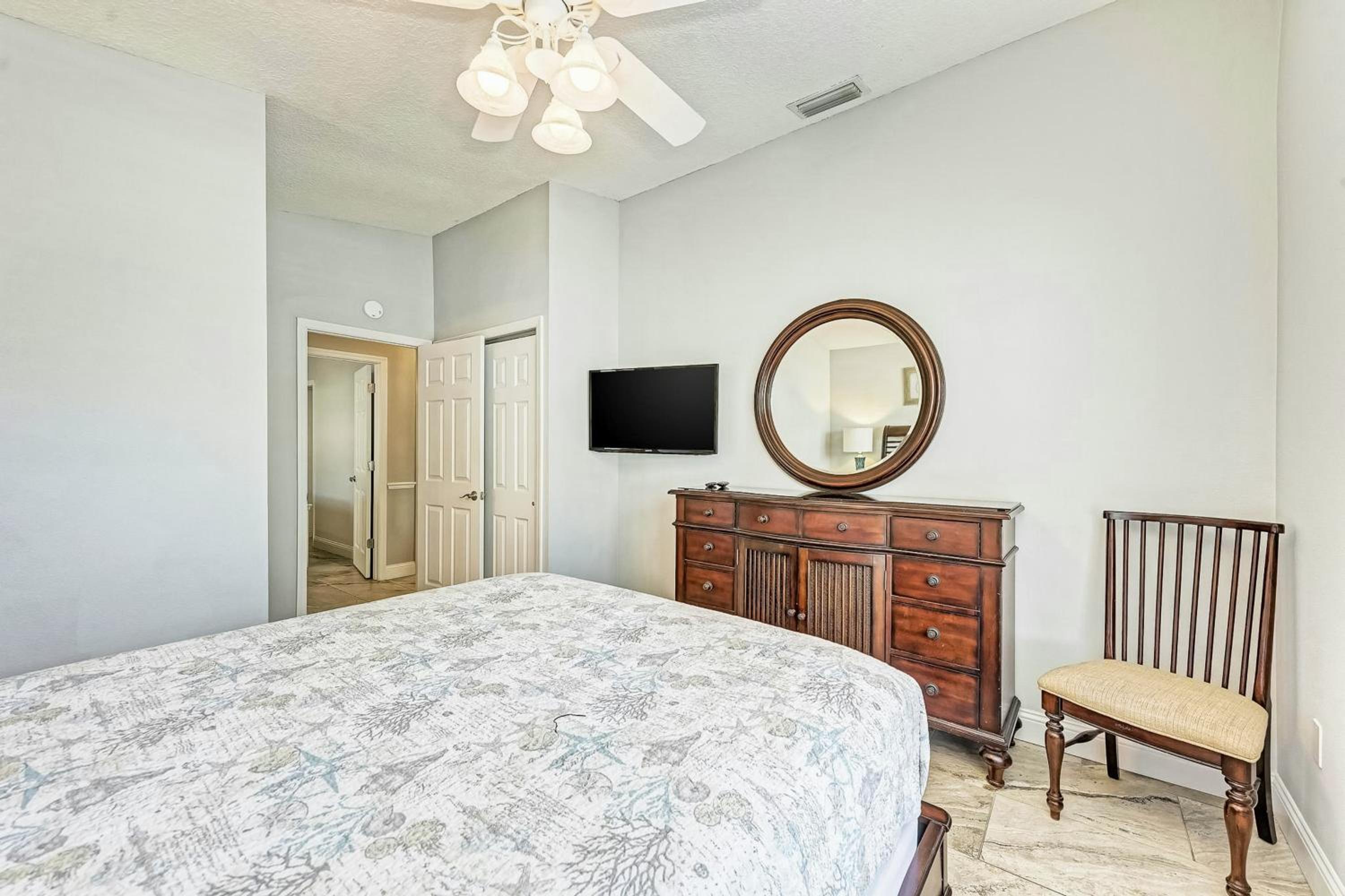 Relax Poolside, Walk to Shore! Holmes Beach Condo